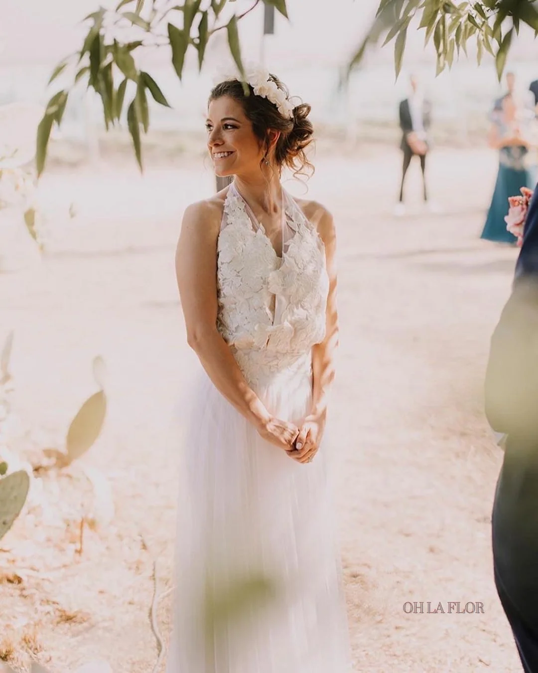La Maxicorona Hortensias ofrece una estructura densa de p&eacute;talos modelados a mano que, a diferencia de una flor natural, resiste el calor y el movimiento durante todo el evento.⁠
⁠
&iexcl;Encuentra todos nuestros accesorios en el sitio web!⁠