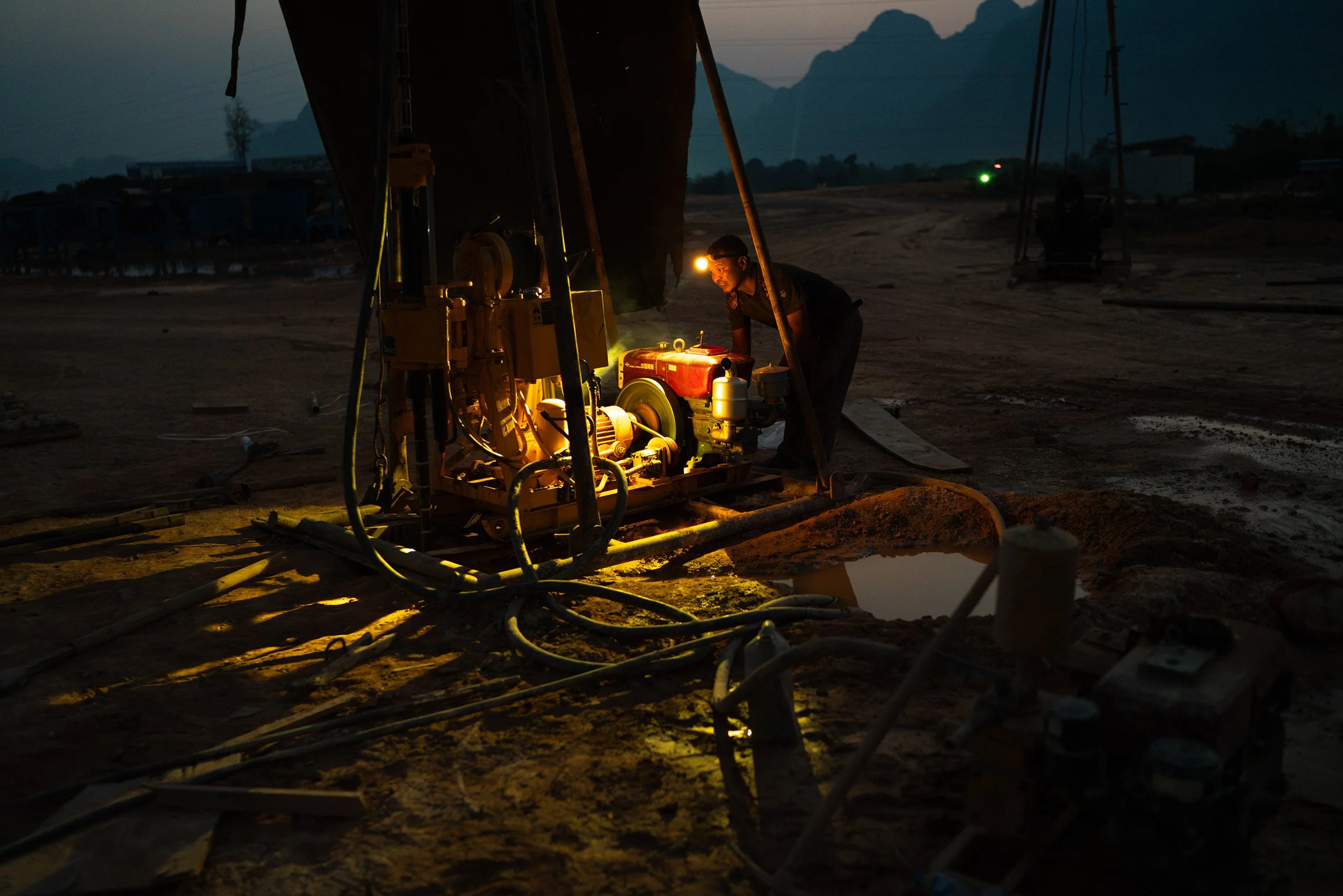 laos vang vieng maskin 2500px DSC08916.jpg