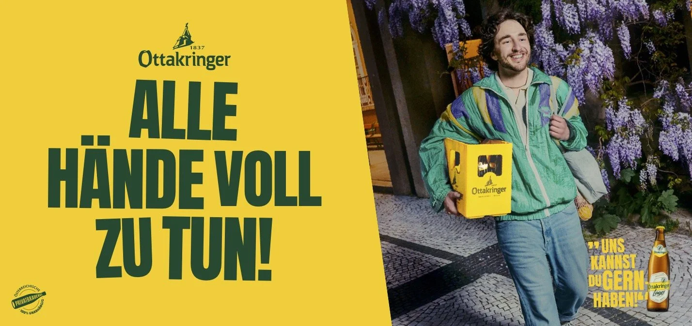 Werbeplakat für Ottakringer mit einem lachenden Mann, der eine Bierkiste trägt, und einer Flasche Ottakringer Bier. Text auf dem Plakat: "Alle Hände voll zu tun!" und "Uns kannst du gern haben!"