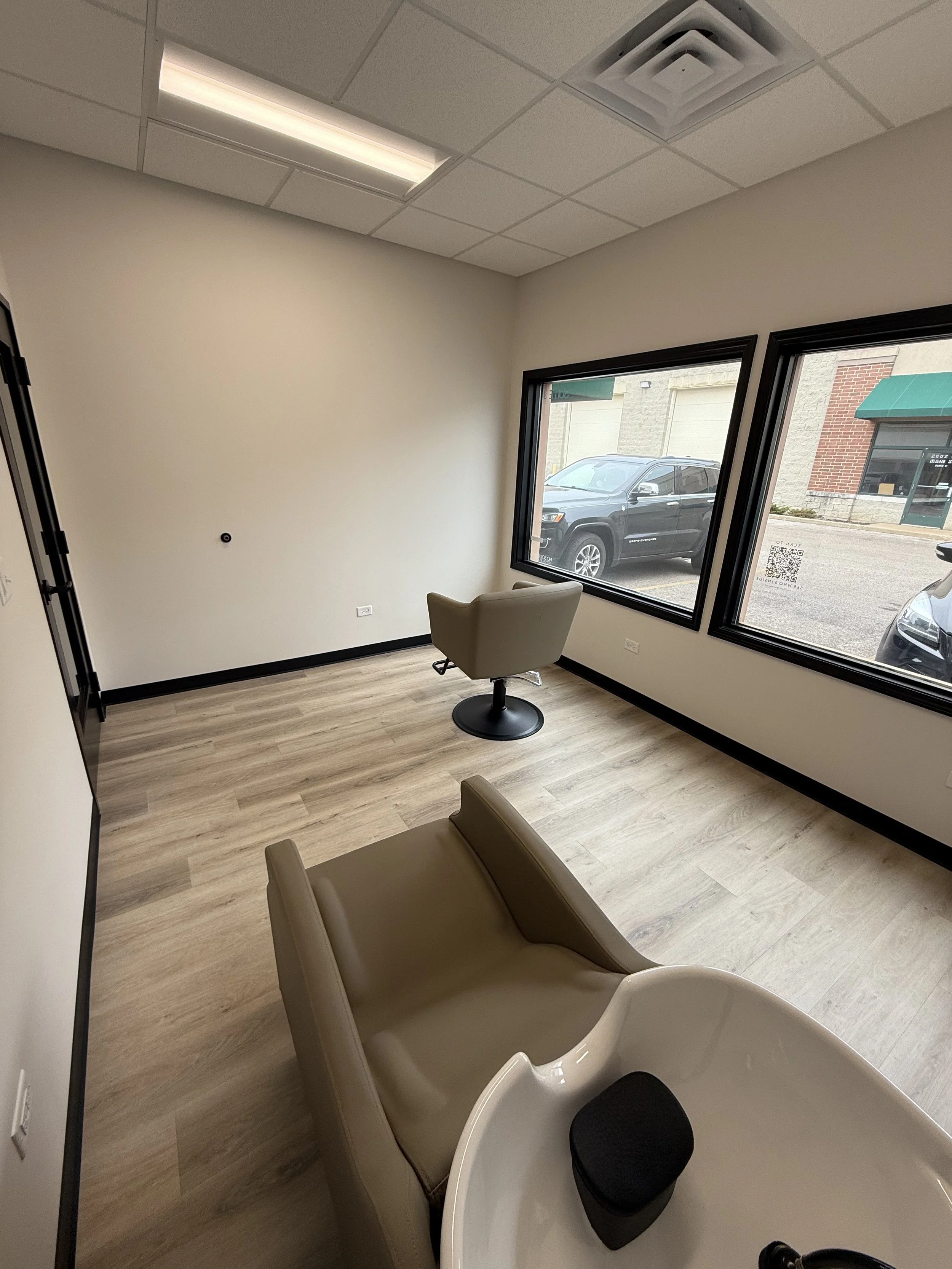 Private makeup artist suite in St. Charles IL near Geneva Batavia available for rent