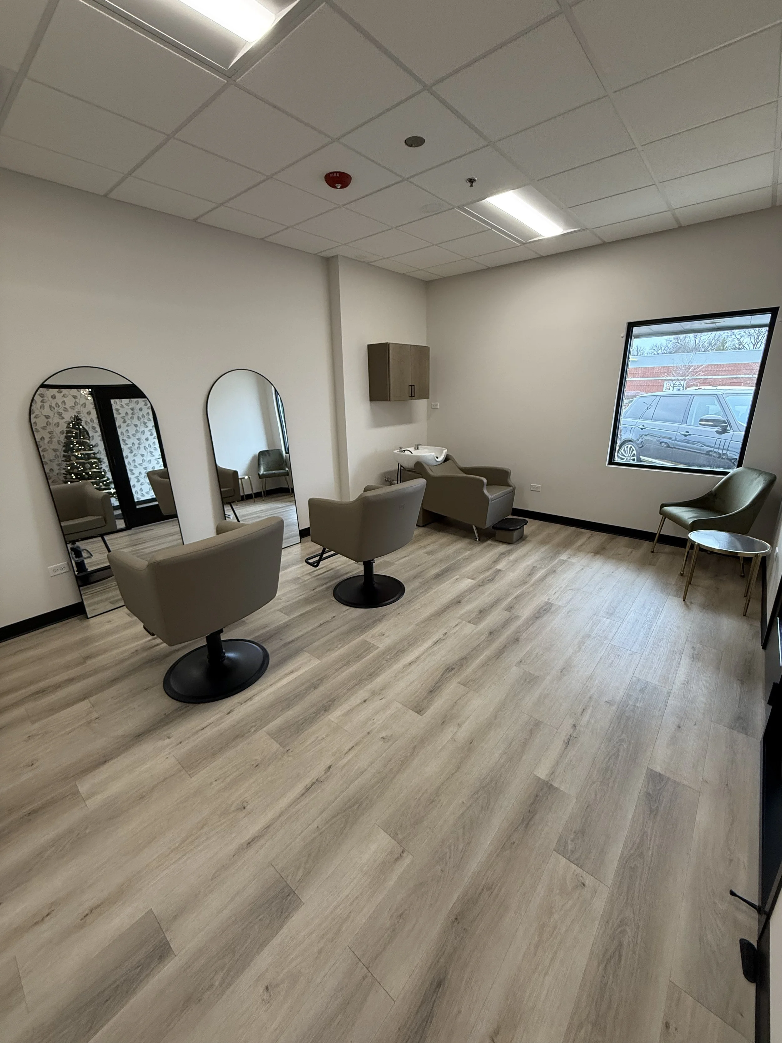Private salon suite in St. Charles IL near Geneva Batavia available for rent