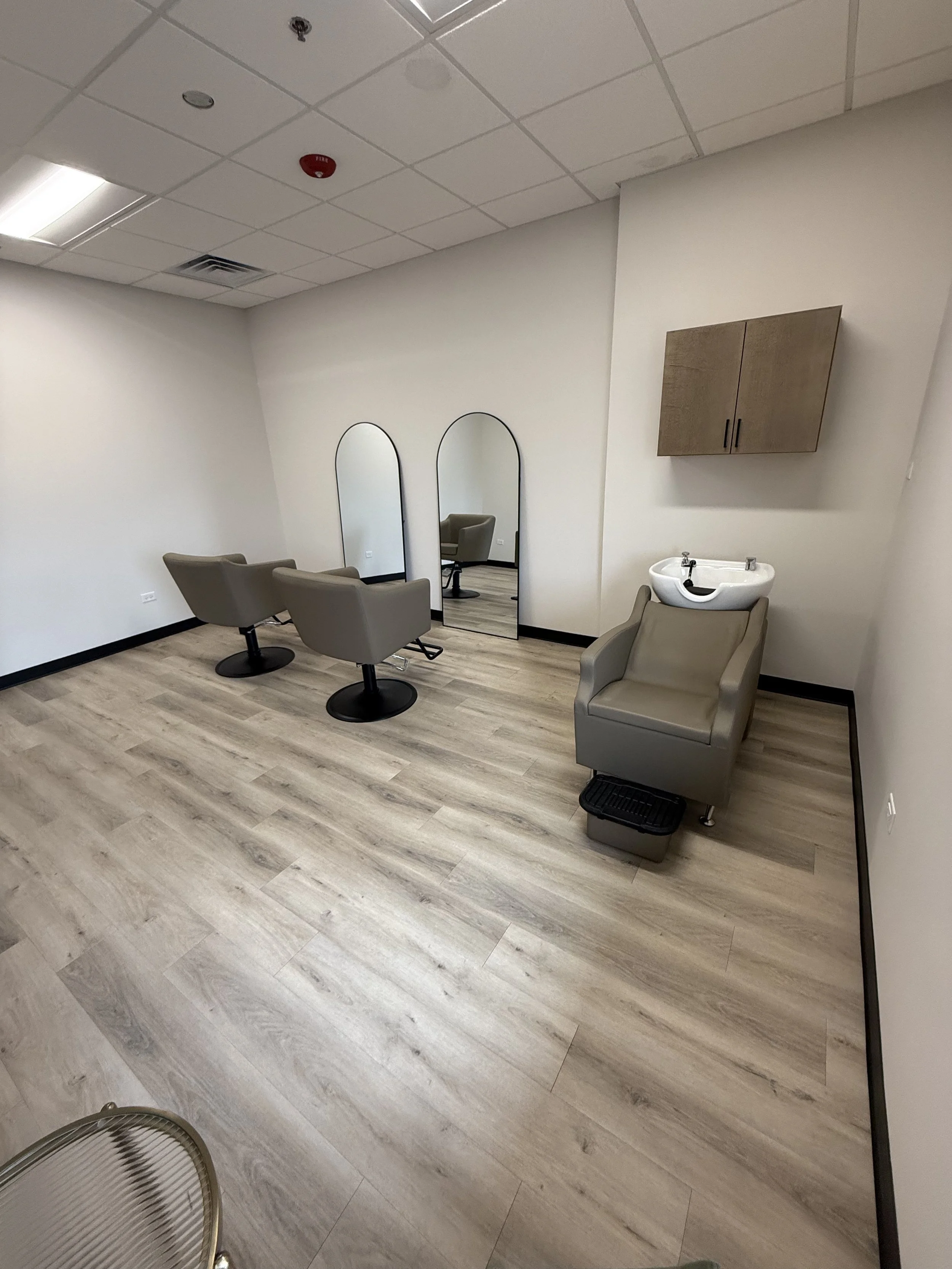 Private salon suite in St. Charles IL near Geneva Batavia available for rent