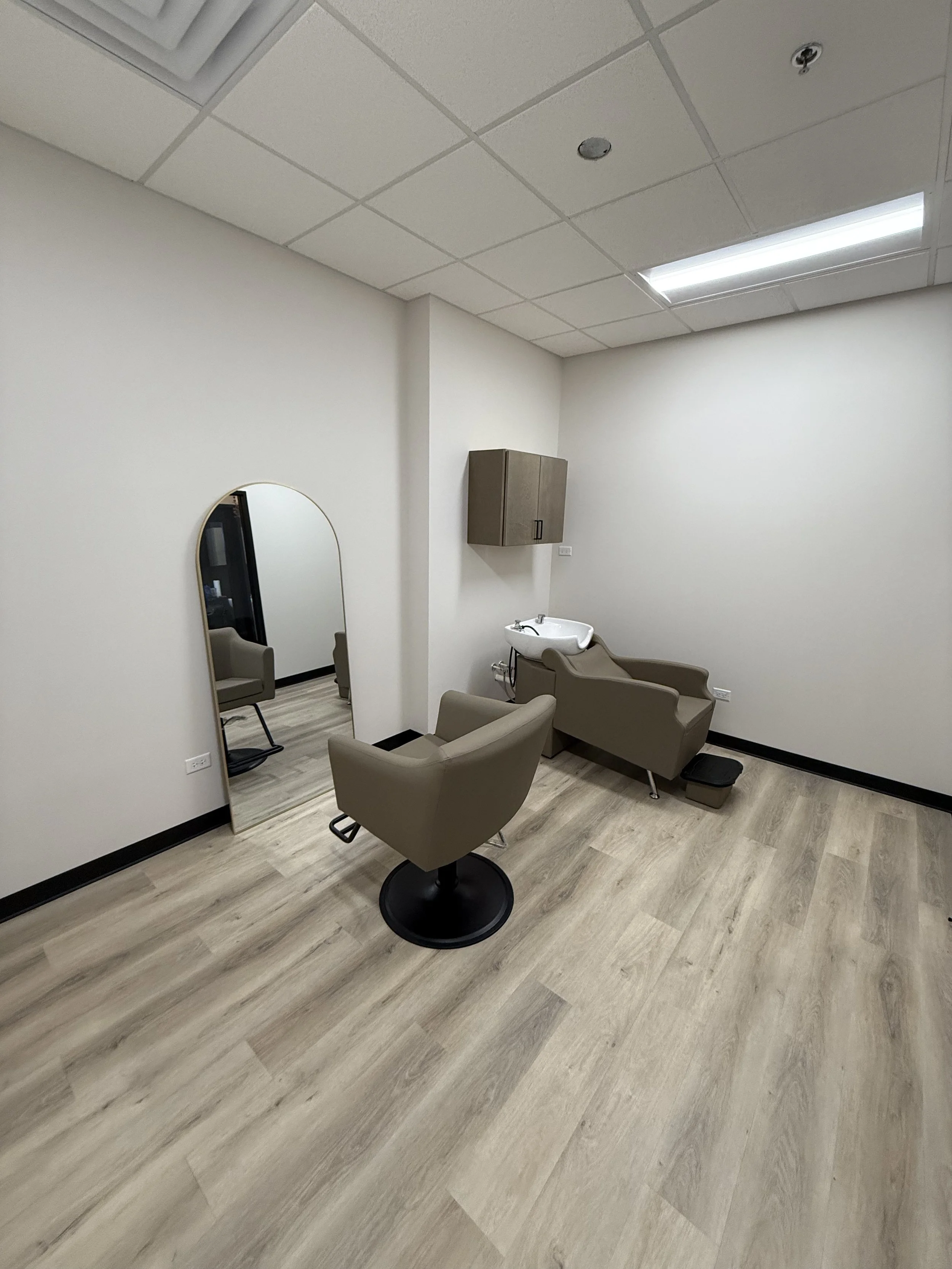 Private salon suite in St. Charles IL near Geneva Batavia available for rent