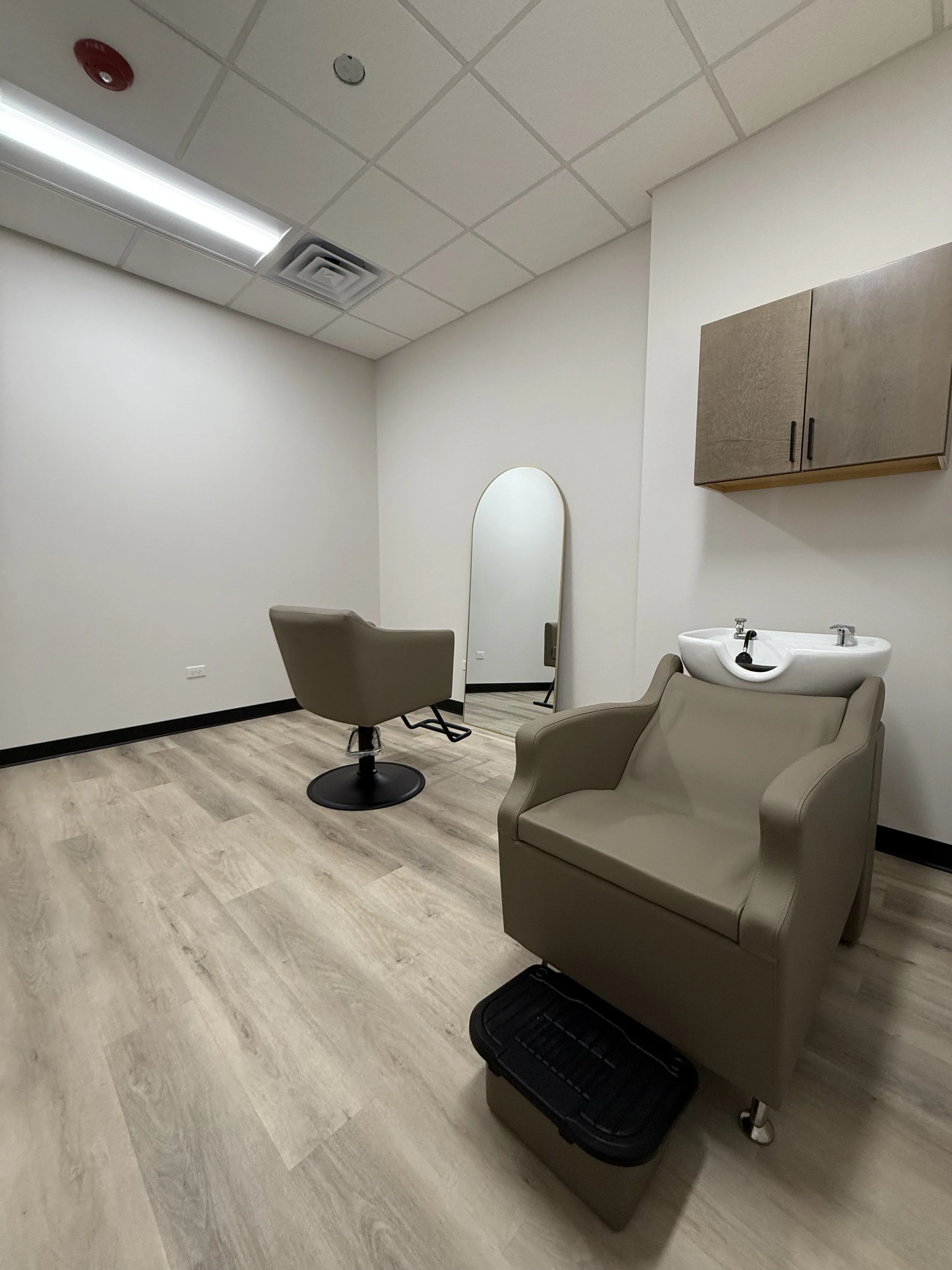 Private salon suite in St. Charles IL near Geneva Batavia available for rent