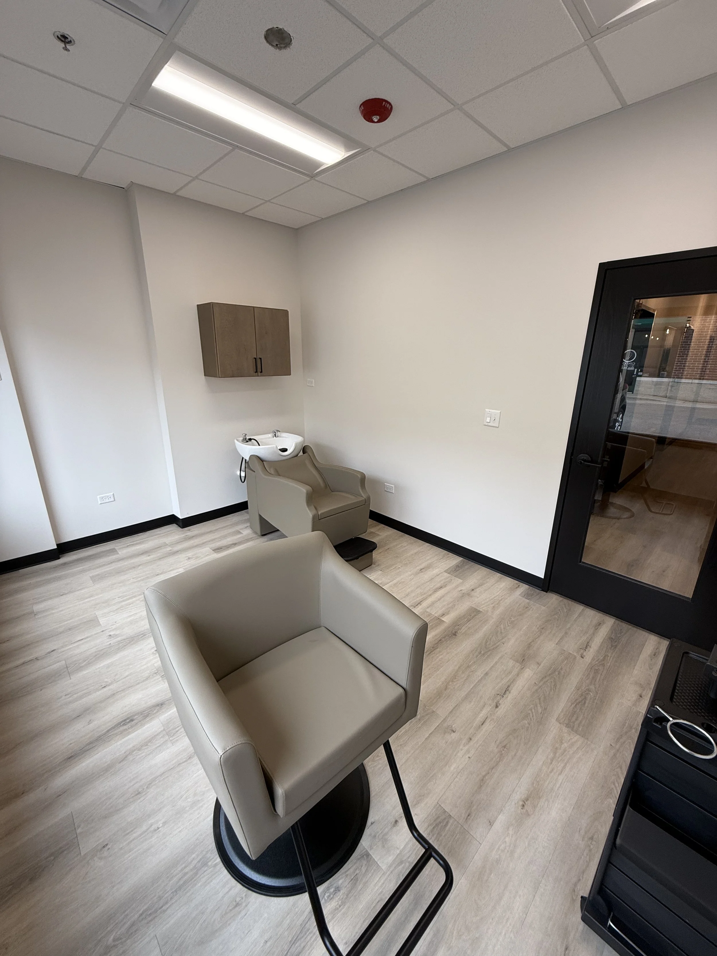 Private hair stylist suite in St. Charles IL near Geneva Batavia available for rent