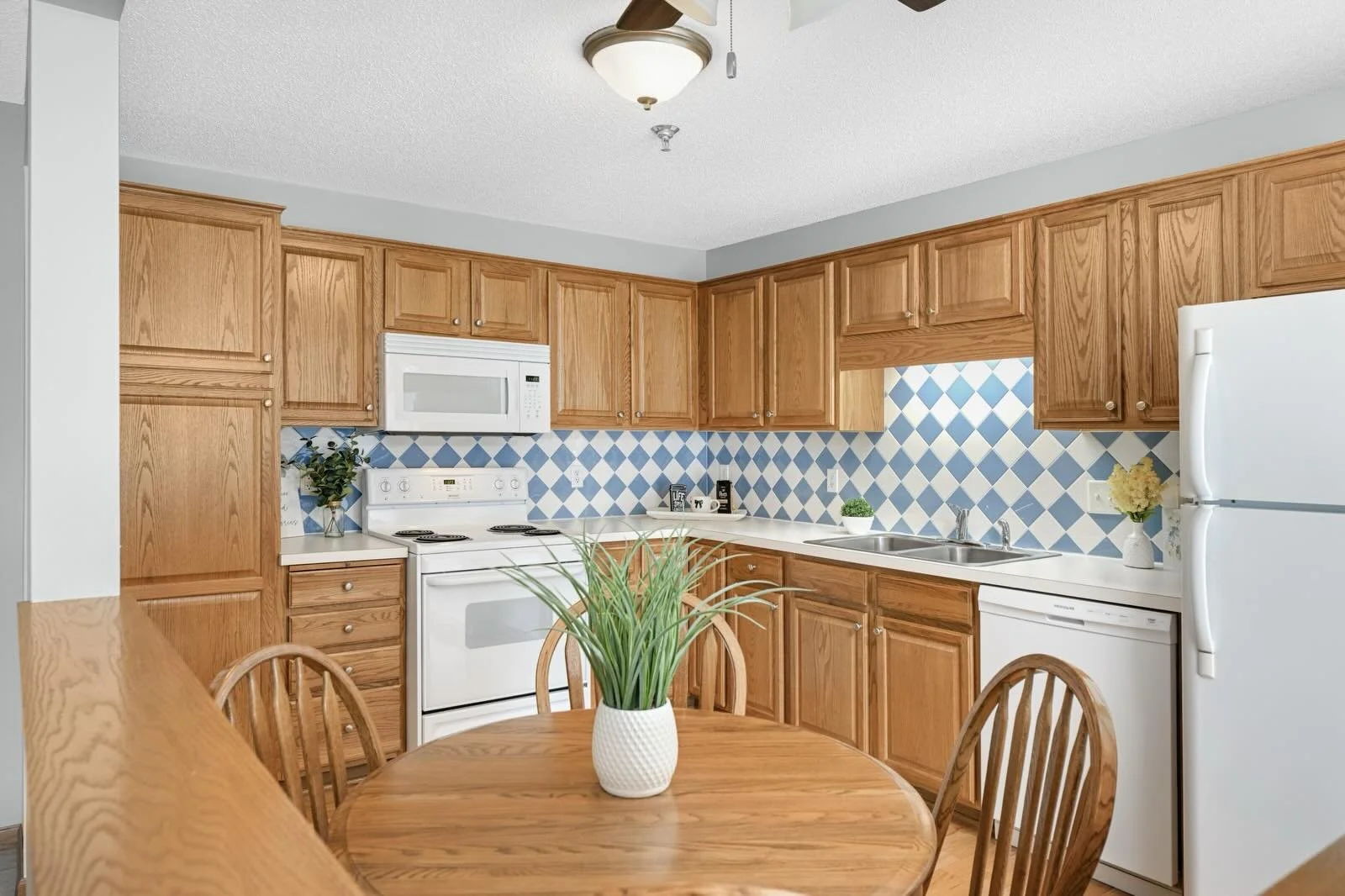 Ready for carefree living?! This 1 Bd/1 Ba unit is filled with natural light!  You will love the open floor plan, large living room, and spacious bedroom.  Amazing 55+ community with underground parking!  #55+ #farmington #onelevelliving #wendywoodbu