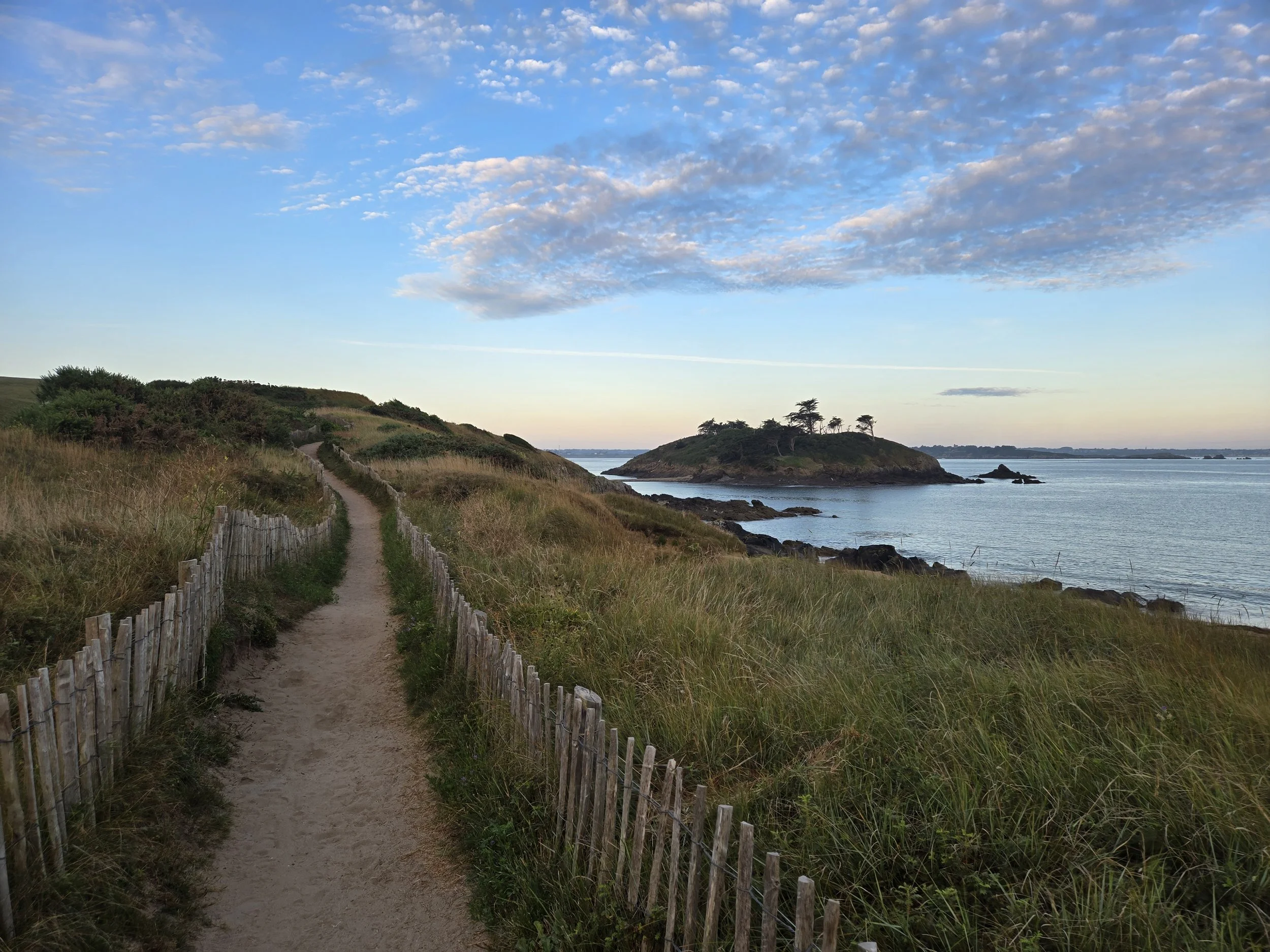 (E) Morning trail run along the coast in Brittany
