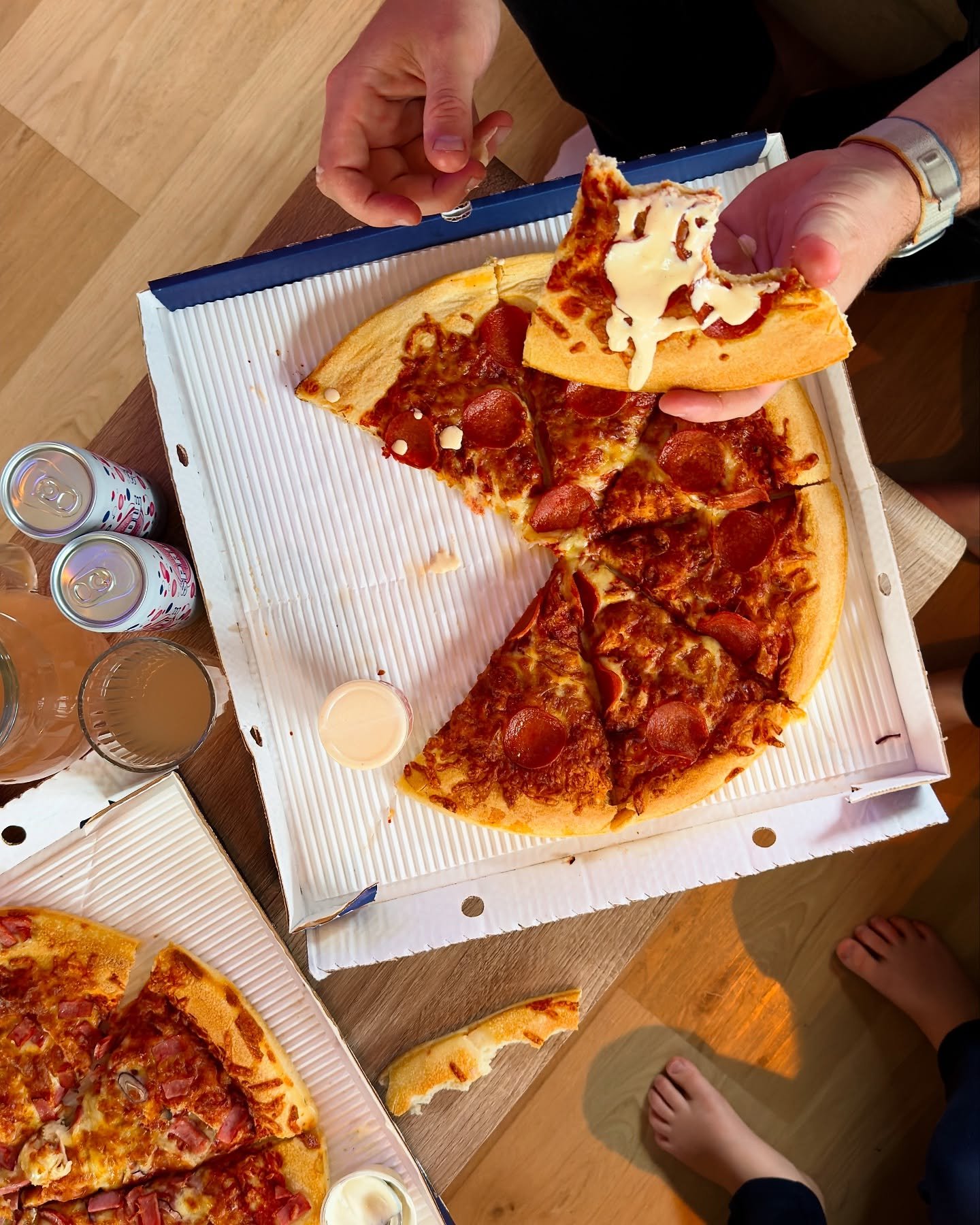1.mai-frokost i samfunnshuset, 1.mai-pizza i sofaen, 1.mai-dyr p&aring; en regnfull dag - og en liten oversikt over Kokosbananas-show fremover. 

#candidphoto