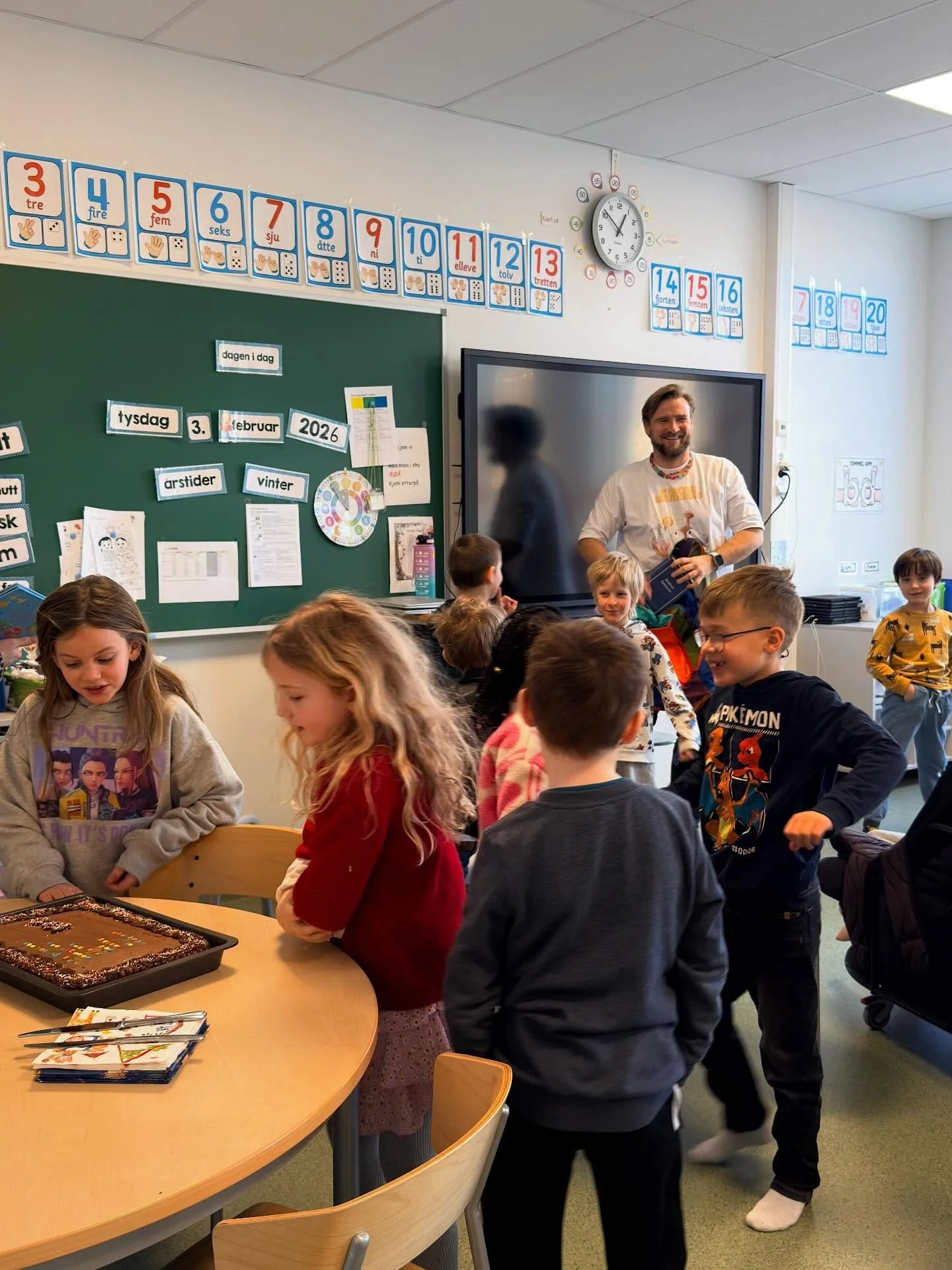 Tirsdag denne uken var jeg ute p&aring; det hyggeligste oppdraget jeg kan tenke meg: 2.klasse ved Dingemoen skule skulle markere at det har lest sin HUNDREDE bok siden de begynte p&aring; bokormen sin i f&oslash;rste klasse! 

Hver bok de leser blir 