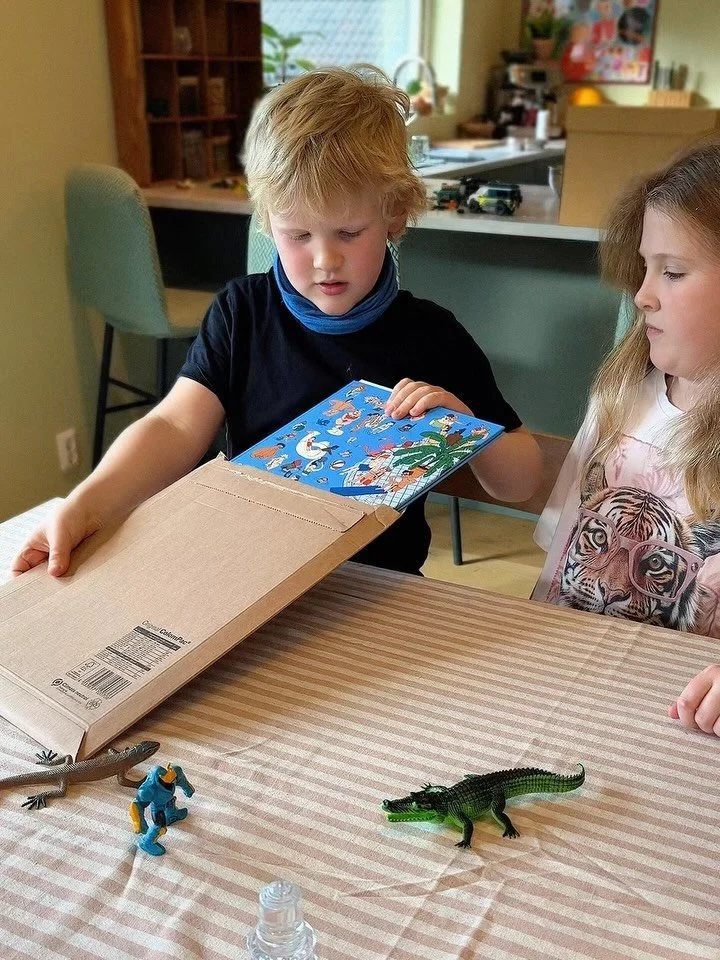 Vi er godt kjent med b&aring;de &laquo;Grip den f&oslash;kkings dagen&raquo; og &laquo;Selma gj&oslash;r s&aring; godt hun kan&raquo; her hjemme, men jeg syns likevel det sier noe om @kjerstisynnevamoen sitt  nydelige s&aelig;rpreg at ungene umiddelb