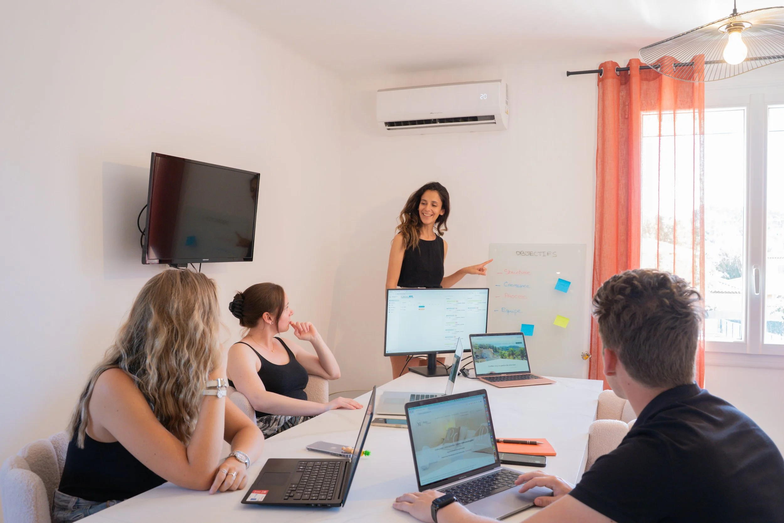 Pourquoi intégrer la franchise Moya Conciergerie : la formation avancée pour lancer VOTRE conciergerie en 2026