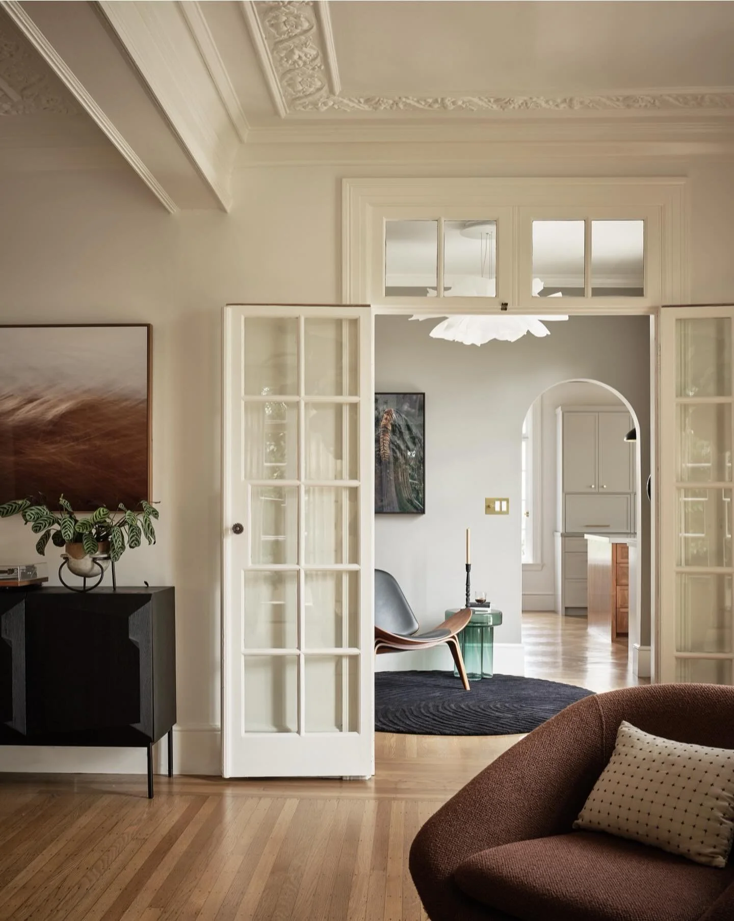 Rainy weekends are perfect weather for appreciating the spaces we create. Sometimes the most beautiful design moments are the quiet ones.

Design: @susienovakinteriors 
Photography: @rbradleyphoto 
Styling: @ajamalia