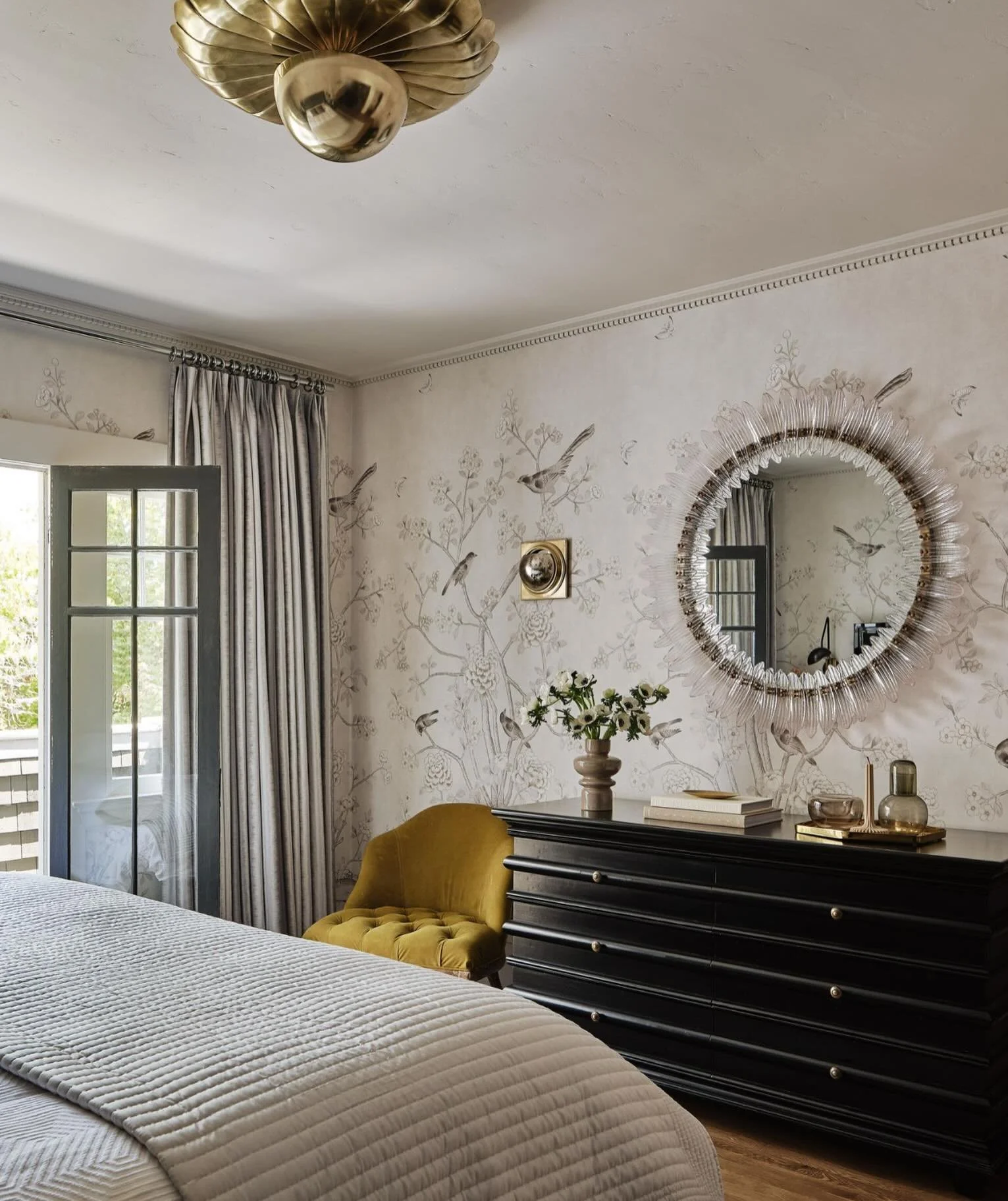 When you wake up like this.

Chinoiserie wallpaper, feather glass mirror, sculptural ebonized dresser. Mirror mirror, hello.

#susienovakinteriors 
📸 @rbradleyphoto 
💅 @ajamalia