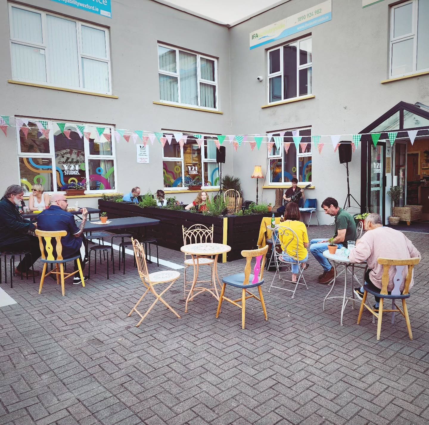 "It feels like being on the holidays"
#yard #outdoor #dining #cafe #studio #live #music #open #mic #pizza #event #date #night #Friday #evening #seats #food #coffee #wine #beer #culture #whatson #enniscorthy #wexford
#family