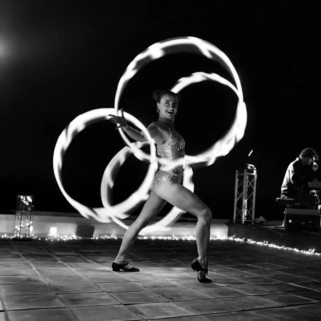 LED+Hoop+Show+Silvia+Pavone+Pic+2.webp