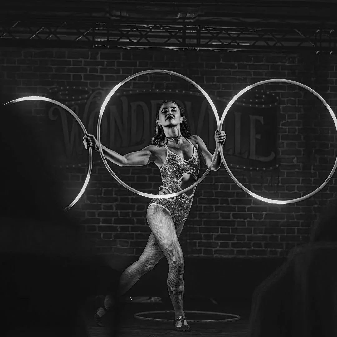 LED+Hoop+Show+Silvia+Pavone+Pic+4.jpg