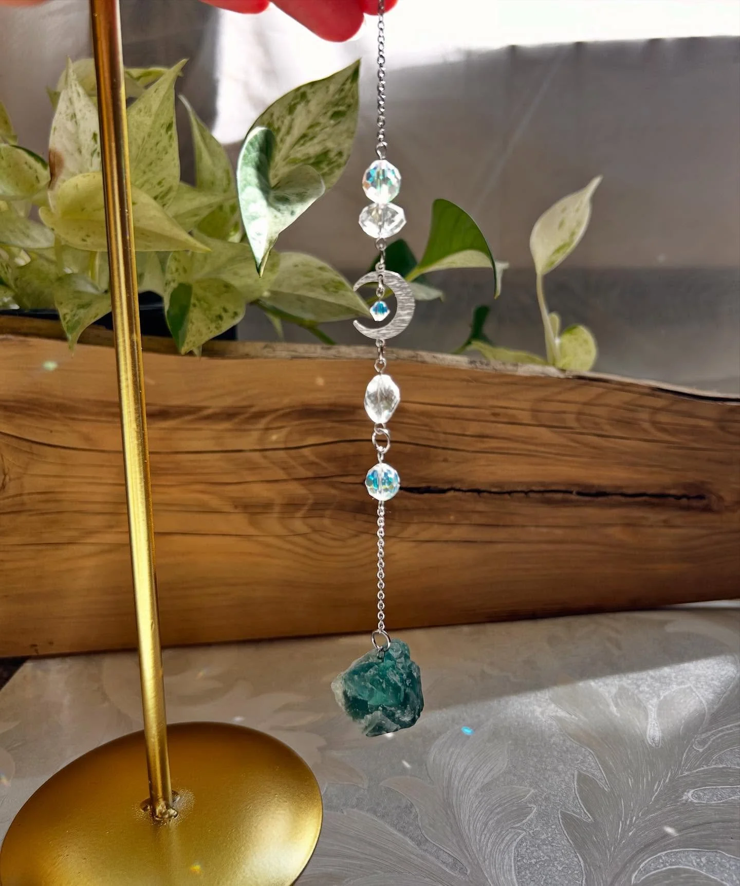 🌞🌈✨Attrape-Soleil avec pierre de fluorite verte fonc&eacute;e.
📍Disponible en boutique, au 600 rue St-Joseph Est, Qu&eacute;bec. Galerie &eacute;ph&eacute;m&egrave;re Trampoline @trampoline_boutique 🌿
@mamkel ✨