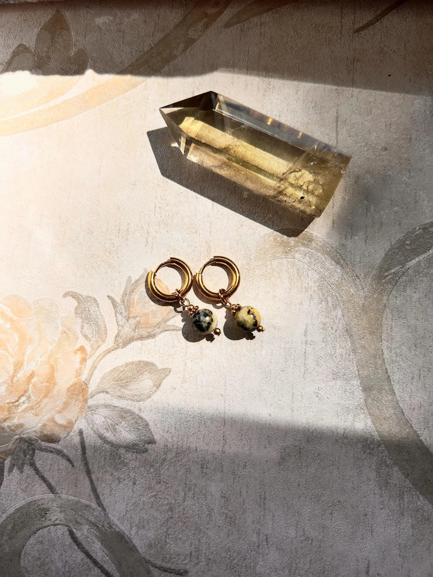 ✨Boucles d&rsquo;oreilles @mamkel avec pierre de serpentine.
DISPONIBLE EN BOUTIQUE au 600 rue St-Joseph Est @trampoline_boutique