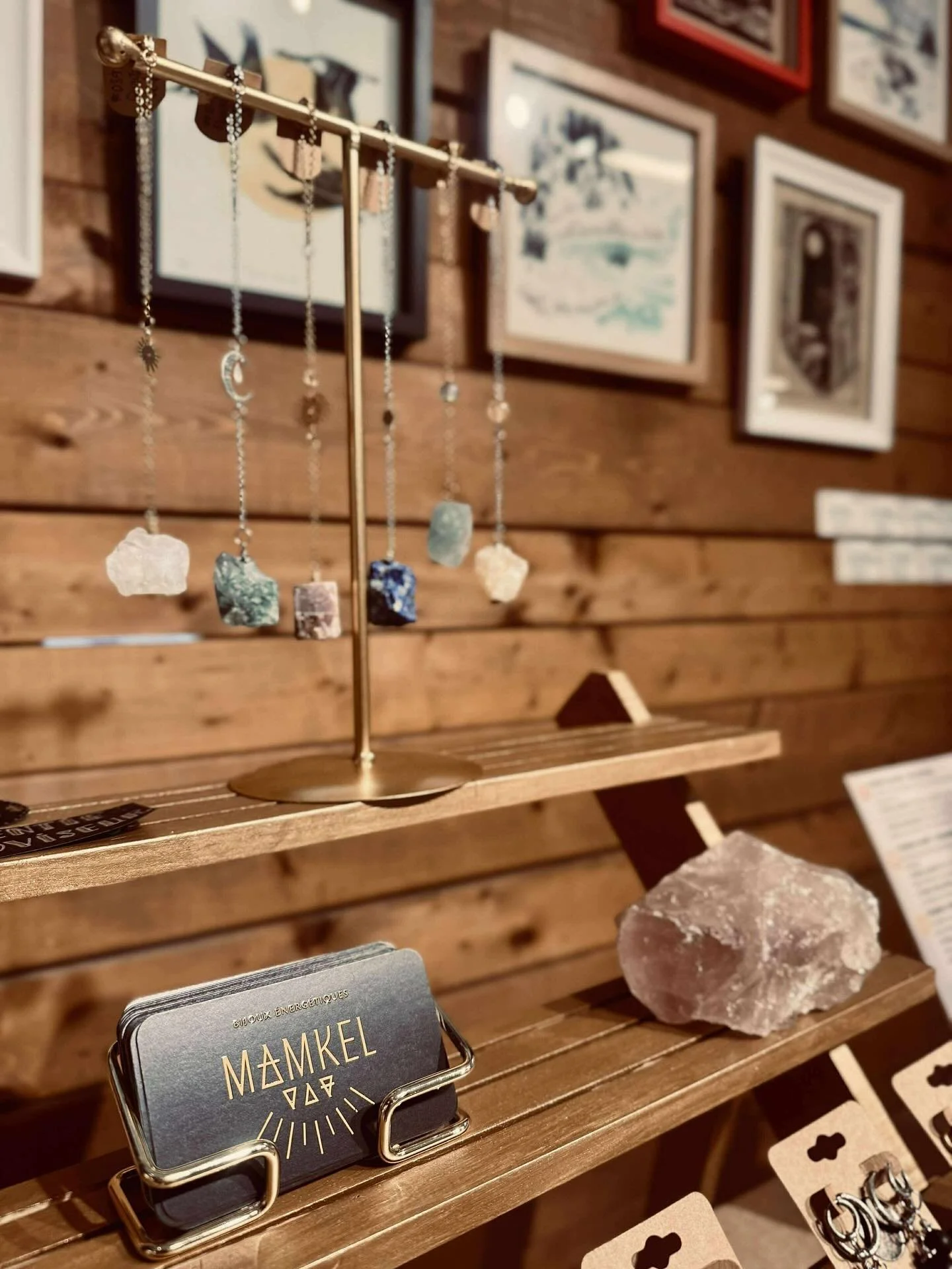 Vous pouvez aller vous procurer du Mamkel tout le mois d&rsquo;octobre et novembre, &agrave; la boutique &eacute;ph&eacute;m&egrave;re trampoline au 600 rue St-Joseph Est &agrave; Qu&eacute;bec. ✨
@trampoline_boutique 
Cr&eacute;dit photos : @emmanue