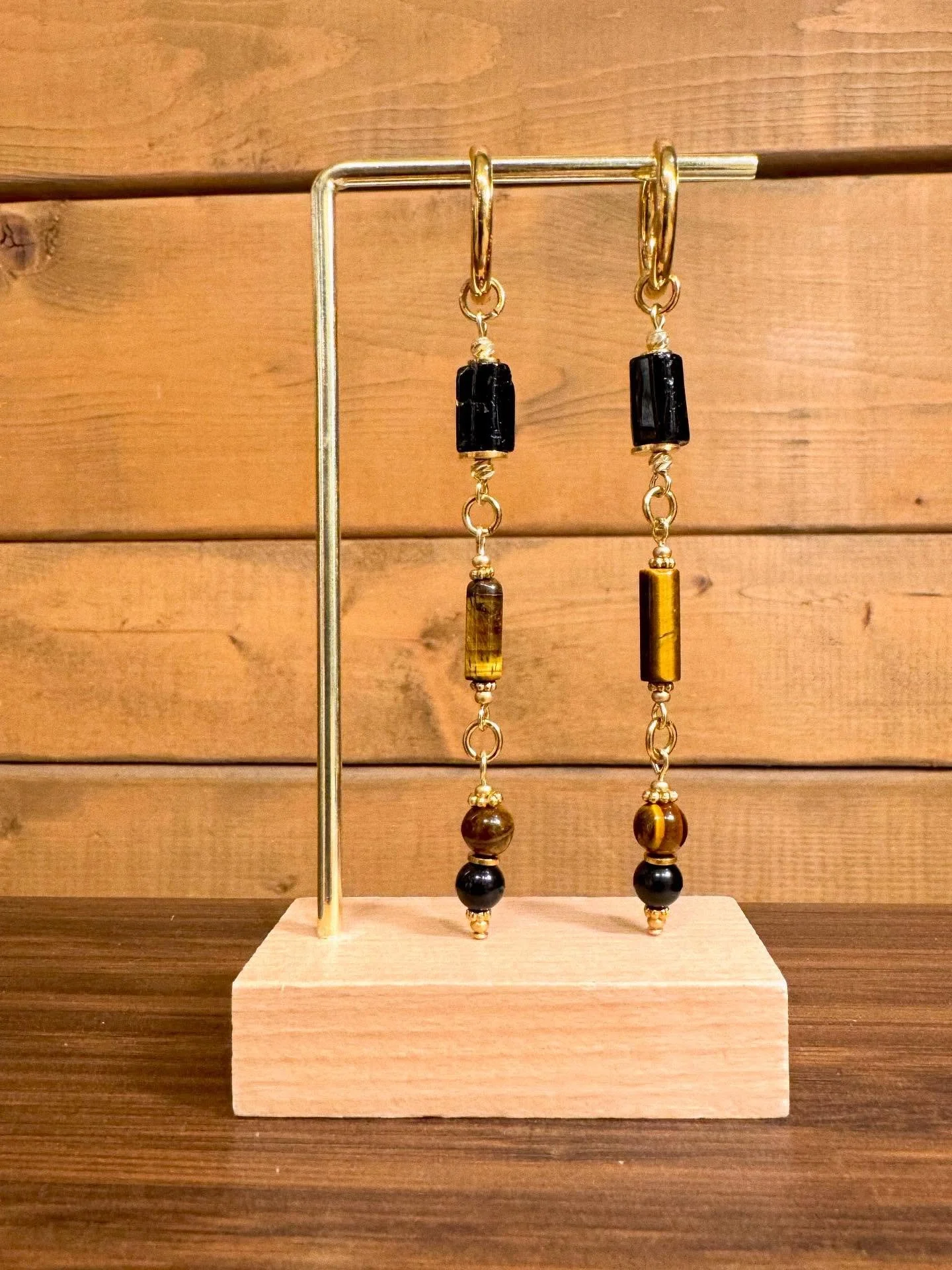 ✨ Tourmaline noire, &oelig;il de tigre et obsidienne ✨
Cr&eacute;&eacute; sur mesure sur place hier, lors du 5@7 &agrave; la @trampoline_boutique 🖤 

Merci @emmanuellegendron ✨
Credit photo: @emmanuellegendron