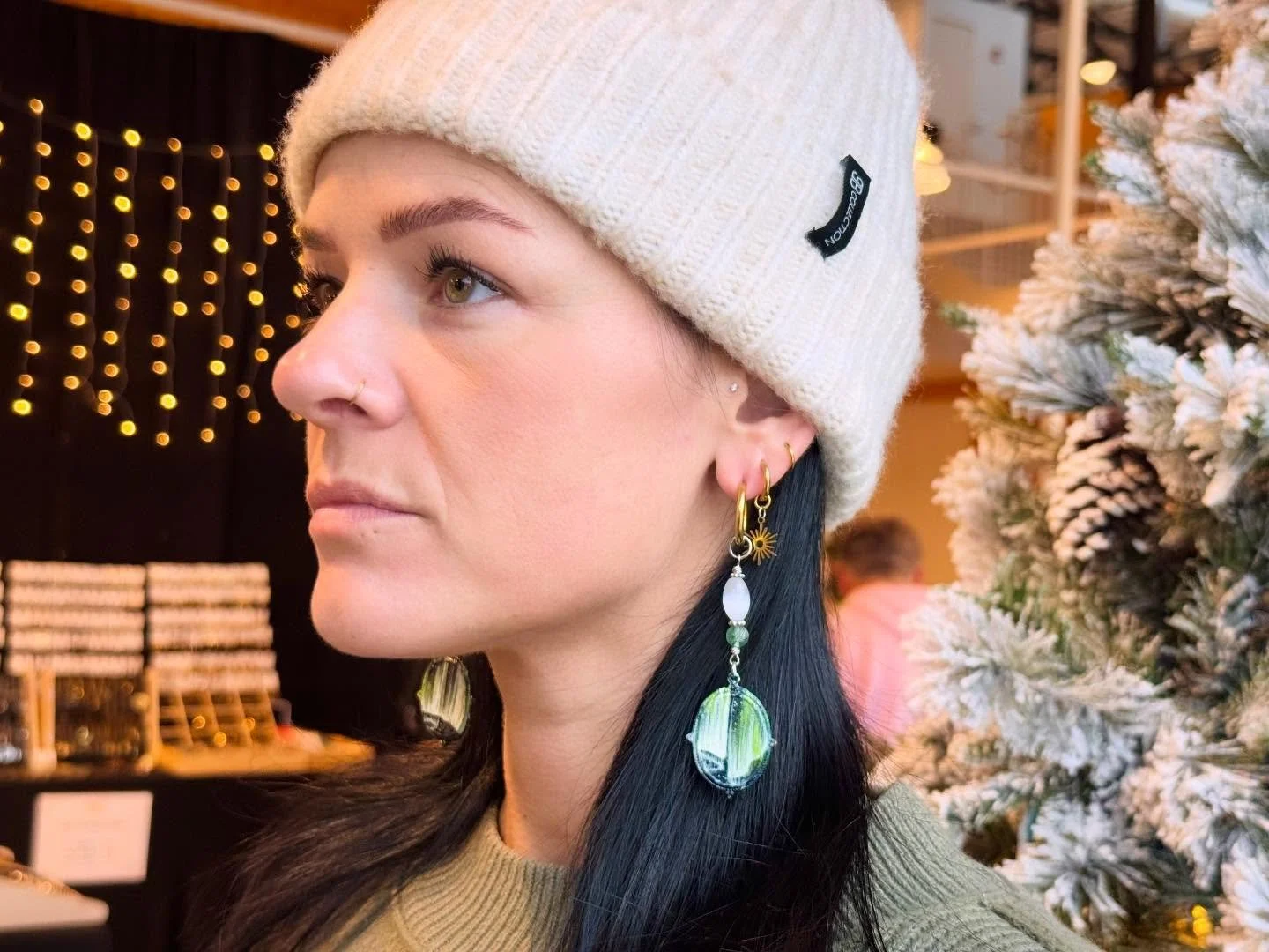 De nos 12 collaborations cr&eacute;atives, deux seules paires de boucles d&rsquo;oreilles sont encore disponibles. Dont celles-ci &lsquo;&rsquo; Ta lumi&egrave;re me donne envie de danser&rsquo;&rsquo; 
Sign&eacute;e, les s&oelig;urs Gendron ✨🌲
@emm