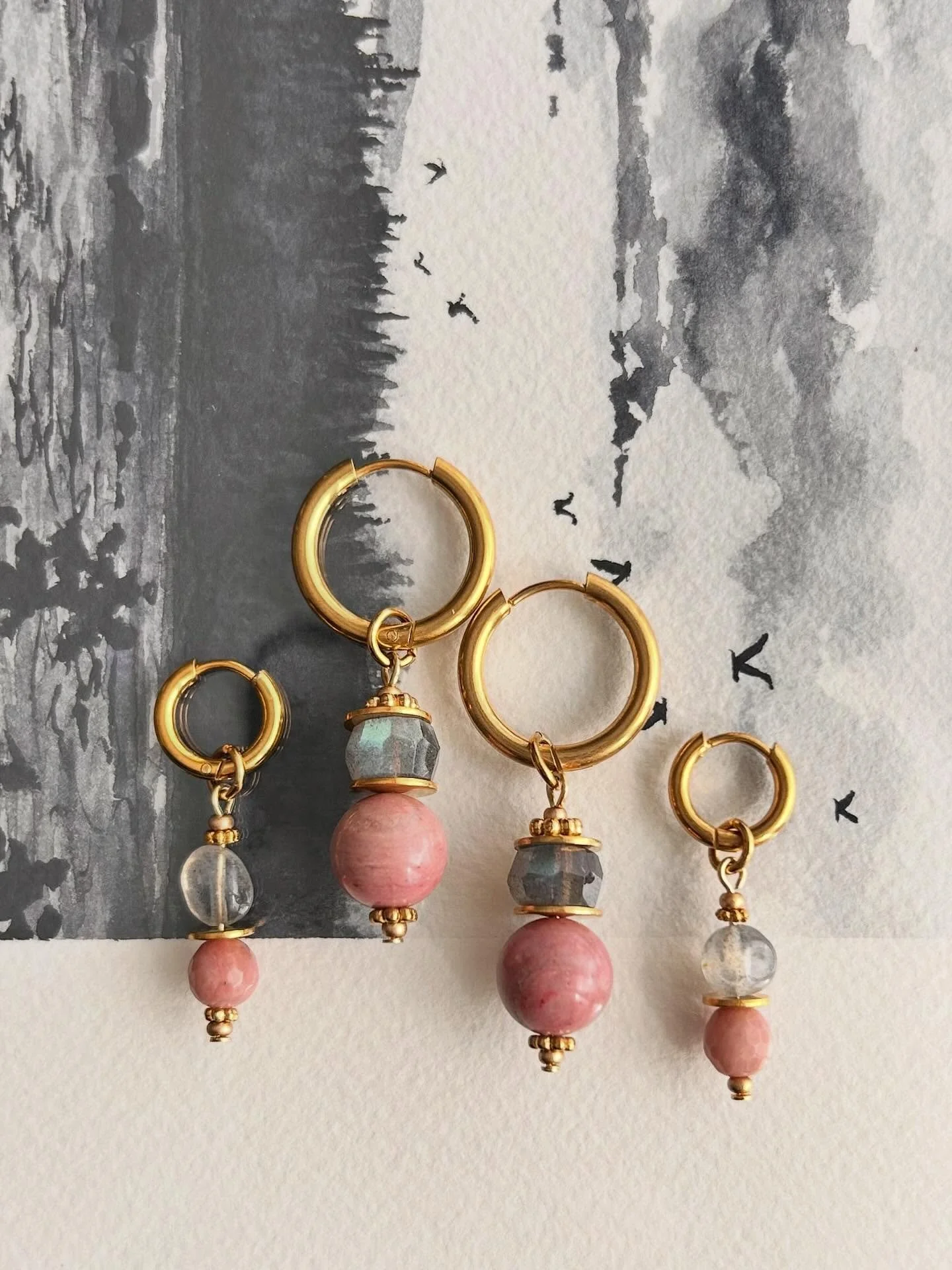 Commande sur mesure, duo de boucles d&rsquo;oreilles avec pierres de Labradorite et de Rhodonite. 
Non maiiiis si c&rsquo;est pas majestueux &ccedil;a han 🙌🏼✨
Pour avoir TA commande sur mesure, &eacute;cris-moi 😌

Une fois de plus, merci @kat_iron