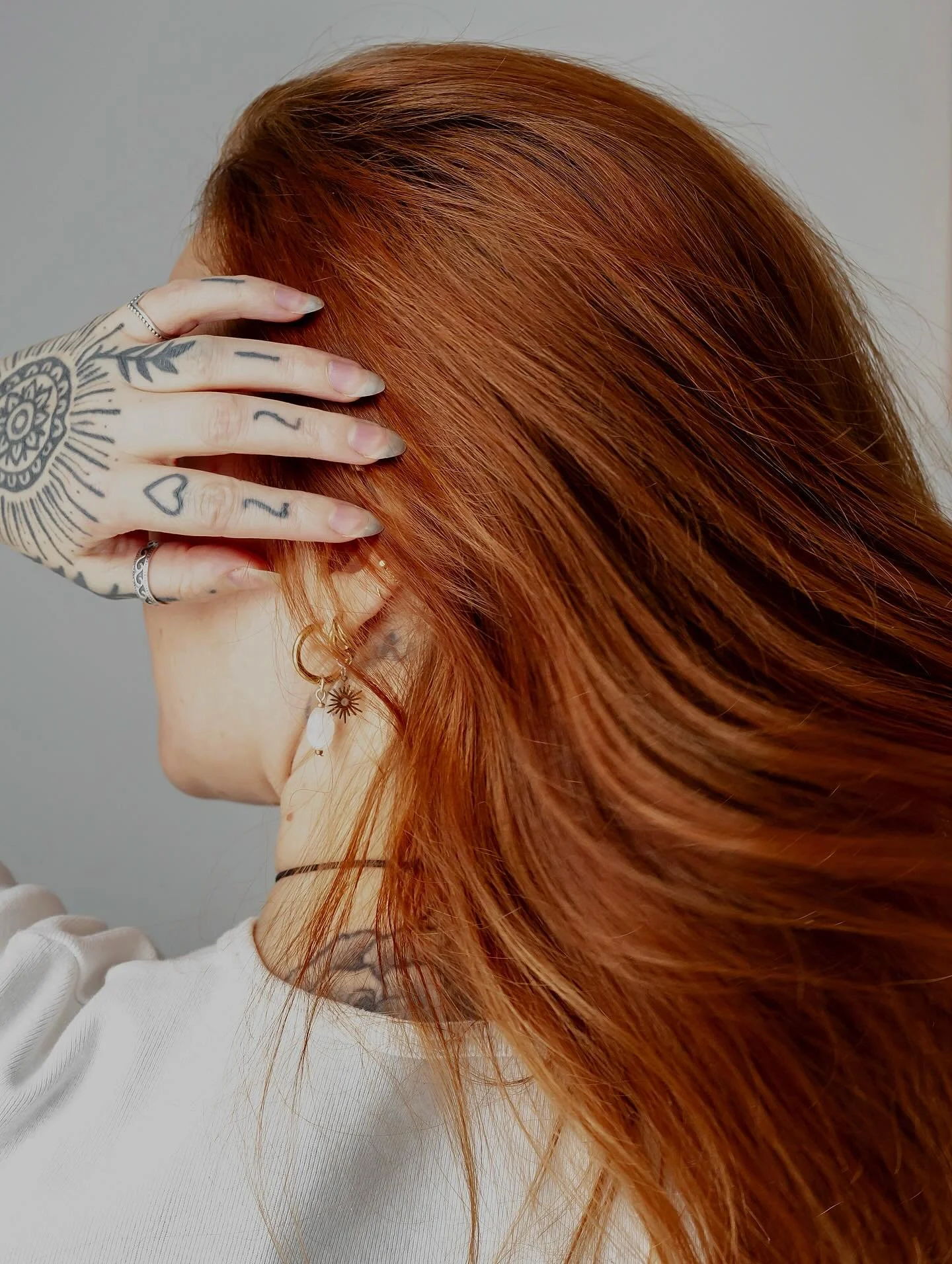 Fabuleux duo avec Pierre de s&eacute;l&eacute;nite et petit soleil 🥹✨ici port&eacute; par ma merveilleuse cousine @ronnie_sau 🤍 tu veux le tien? &Eacute;cris-moi 😌 
OUUUUU BIENNNN passe me voir ce samedi et dimanche de 10h &agrave; 16h30 au @centr