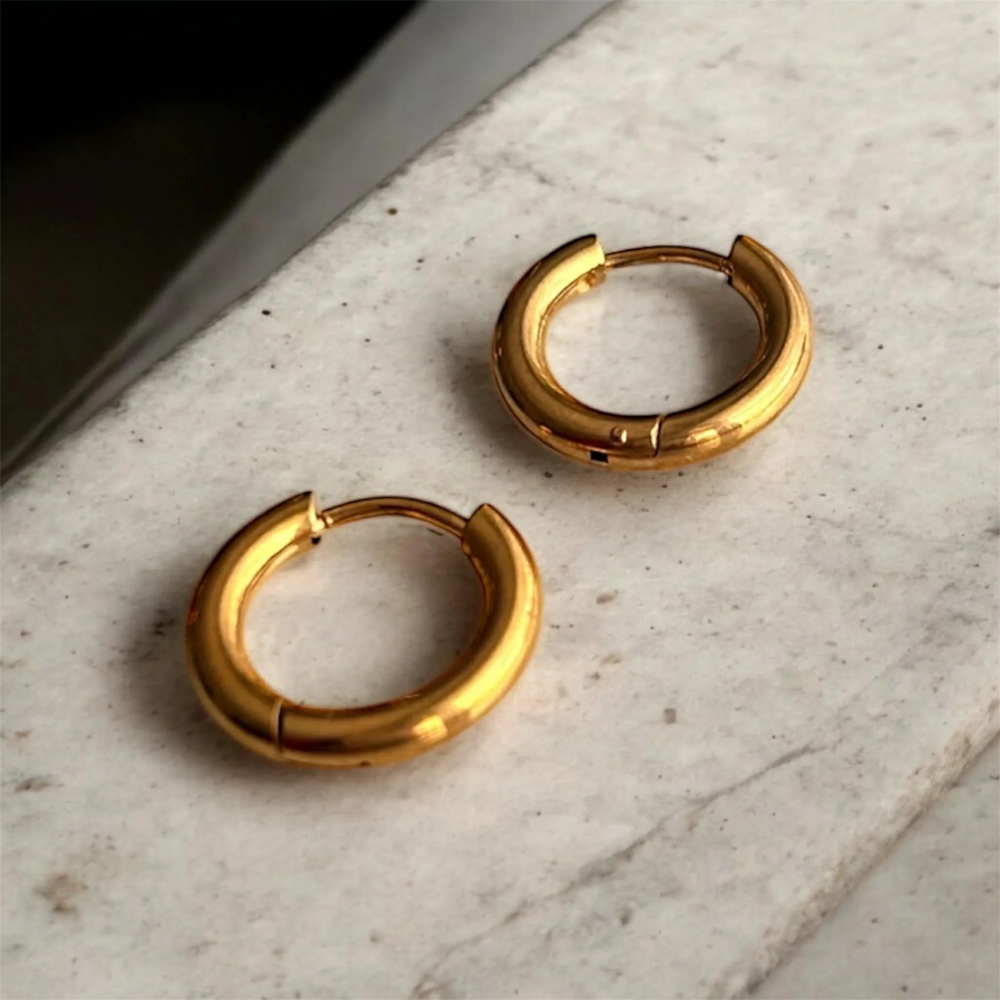 anneau huggie or inox 18k moyen2.jpg