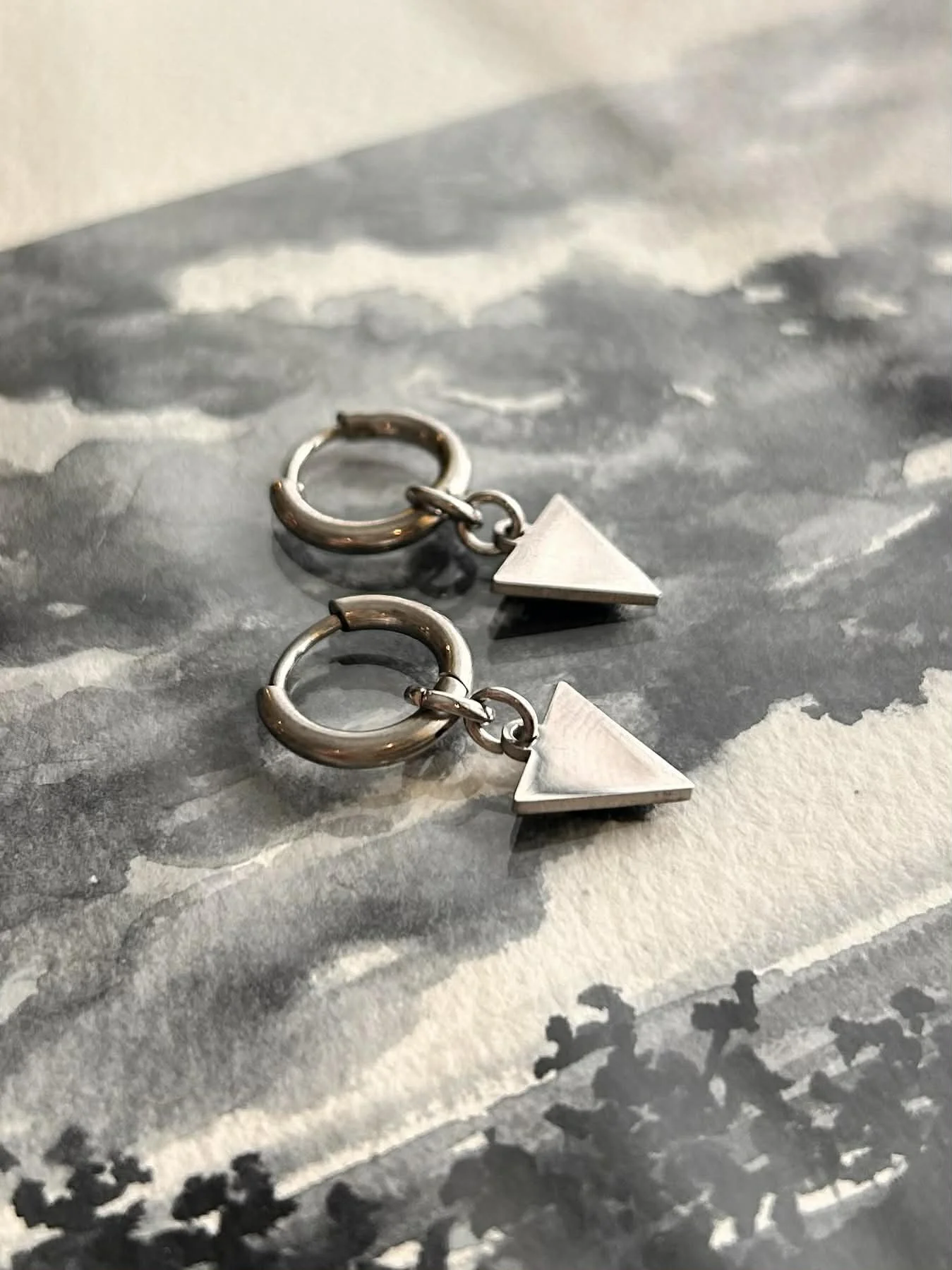 Boucles d’oreilles essentielles ◦  Tiny triangle