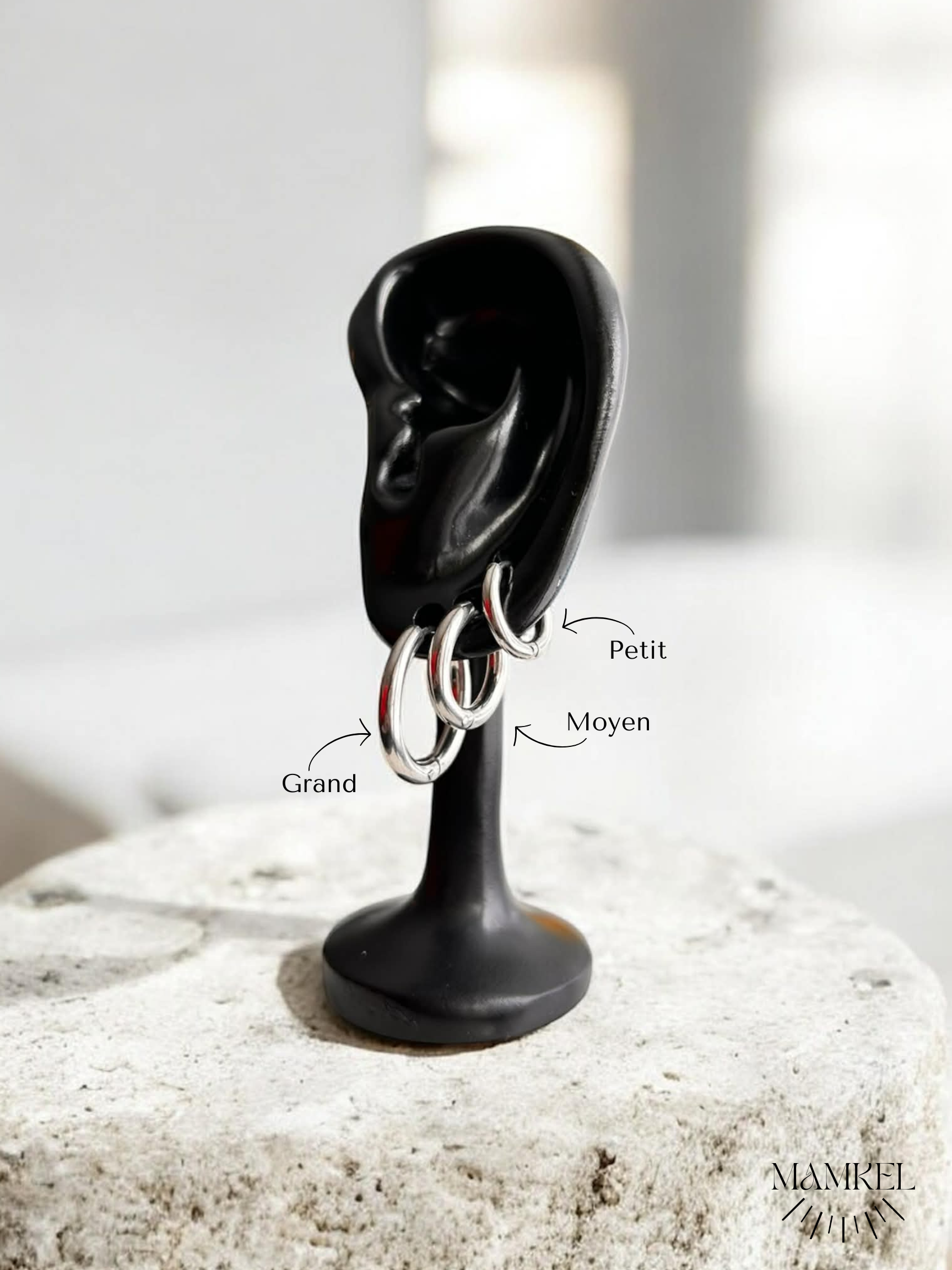 Boucles d’oreilles essentielles ◦ Anneau huggie argenté