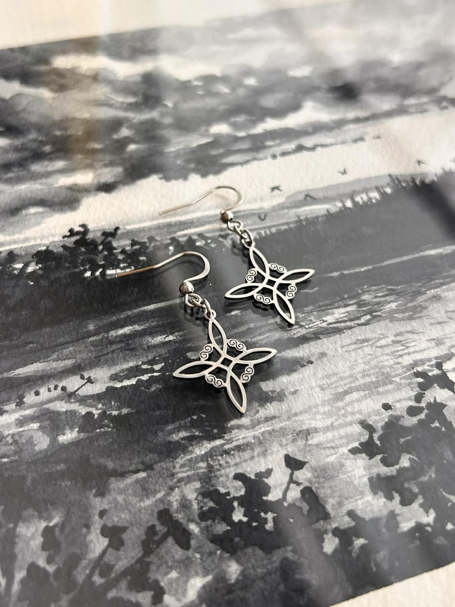 Boucles d’oreilles essentielles ◦ Noeud de sorcière