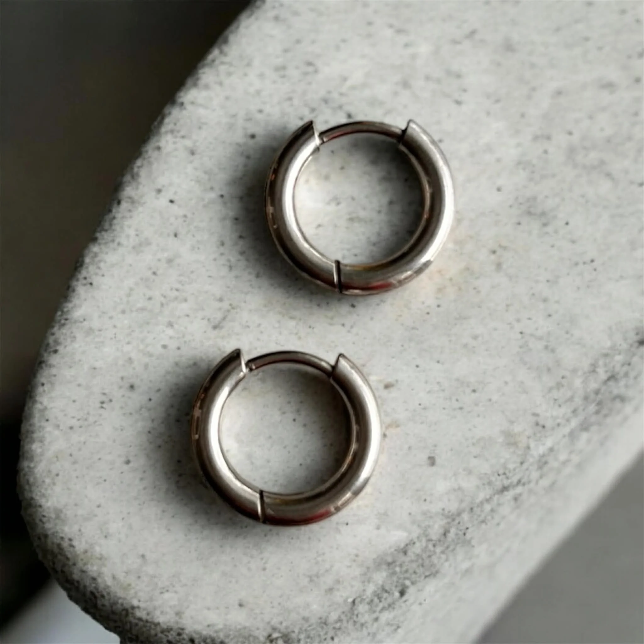 anneau huggie argent inox moyen.jpg