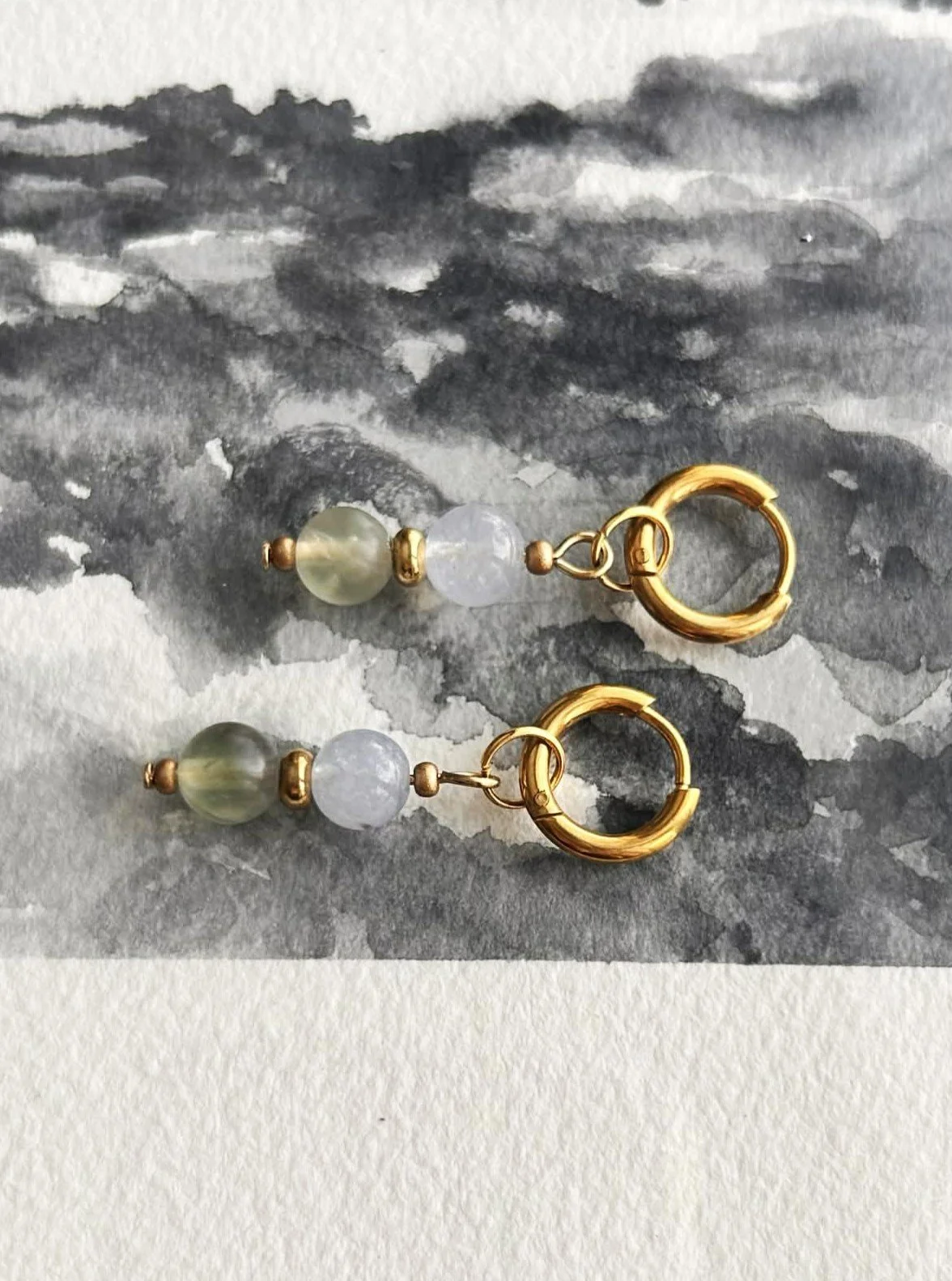 gold earring huggie fluorite et calcite 3.jpg