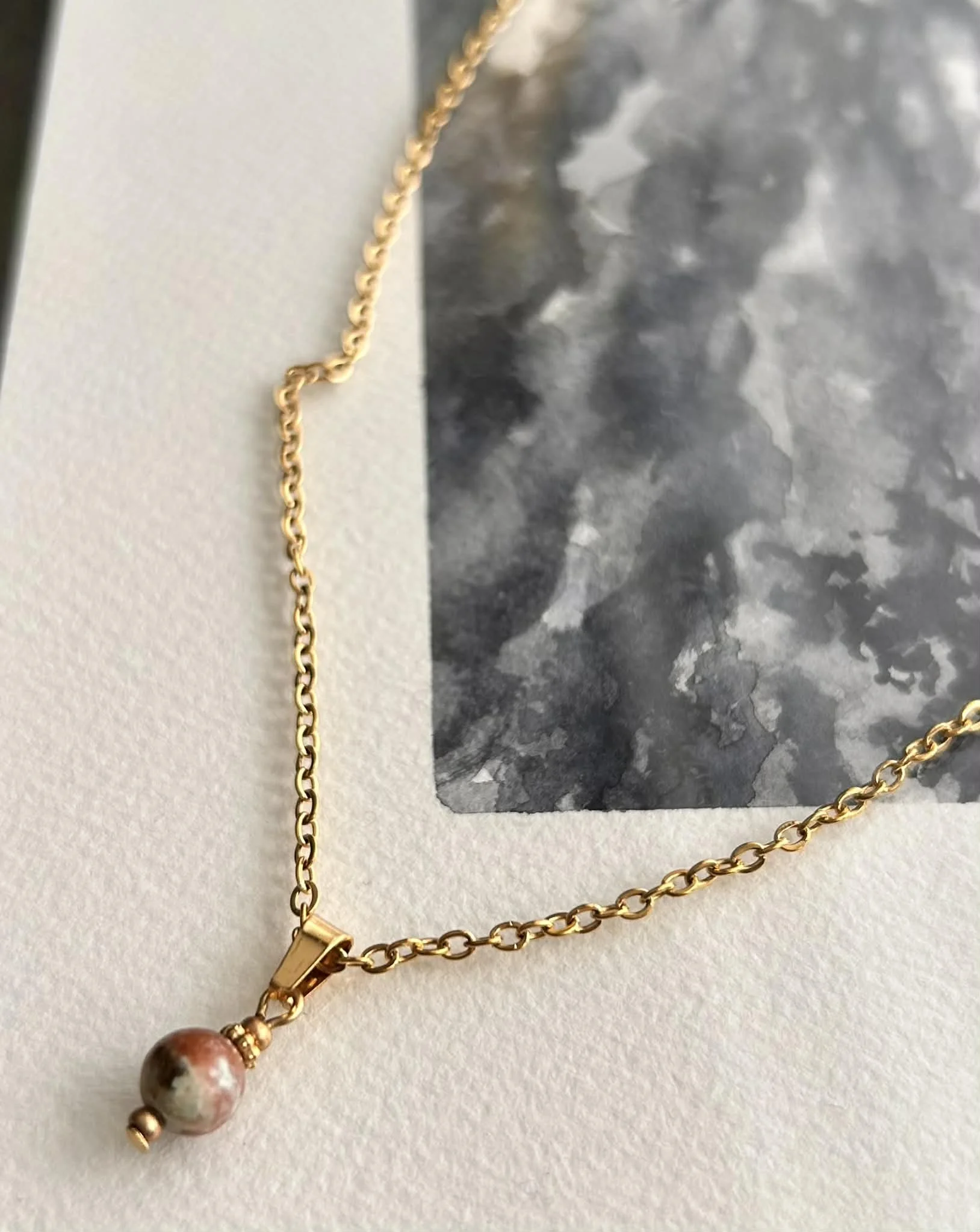 Collier minimaliste ◦ pierre jaspe cerise