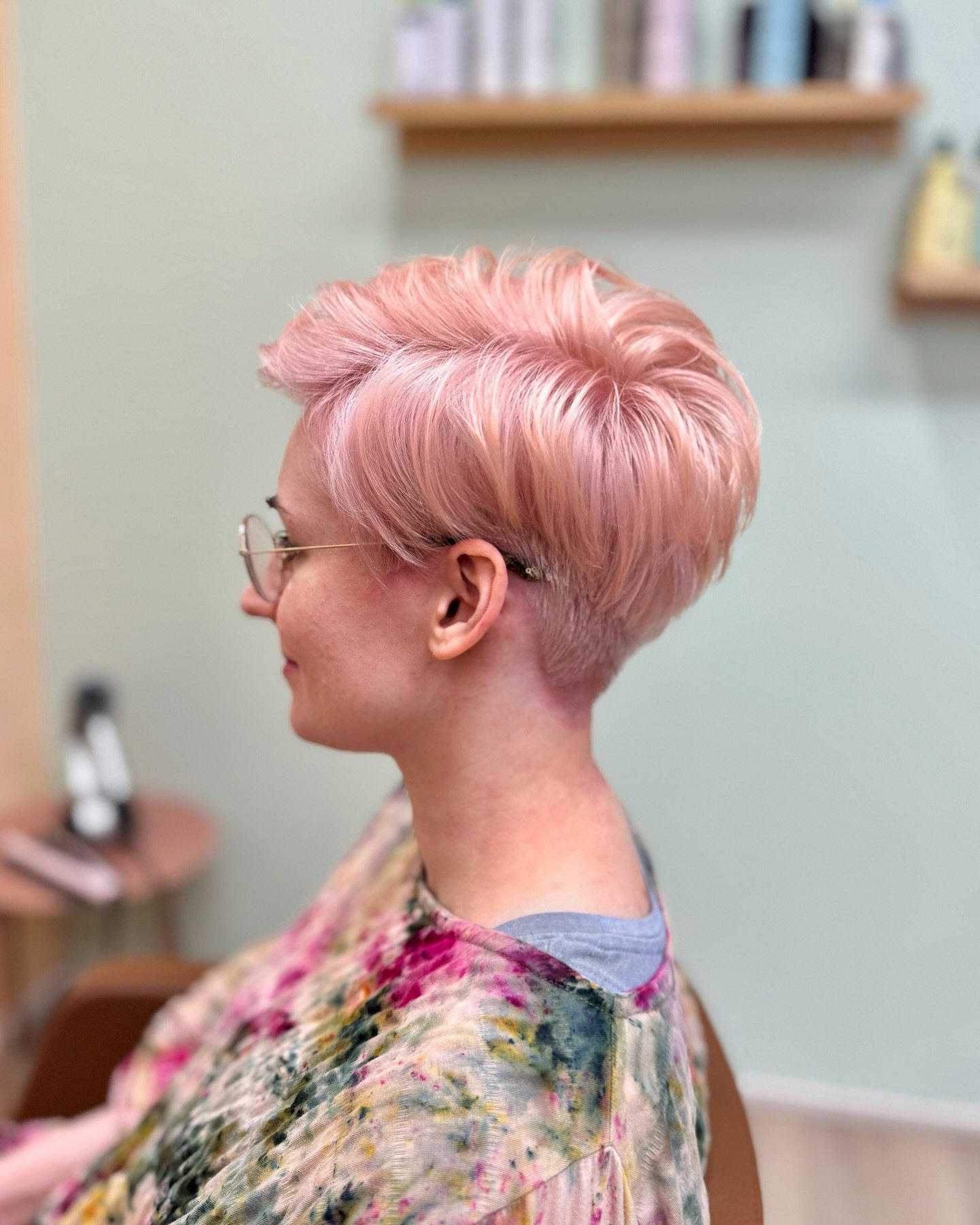 Pehme&auml;&auml; pastellia kev&auml;&auml;seen!🌸
N&auml;m&auml; muodonmuutosprojektit on ihania😍

Haaveiletko siekii jo uudesta kev&auml;ttukasta?? 😍

@vividivilma 

#elumen #elumencolor #elumenhair #vaaleanpunaisethiukset #erikoisv&auml;rj&auml;
