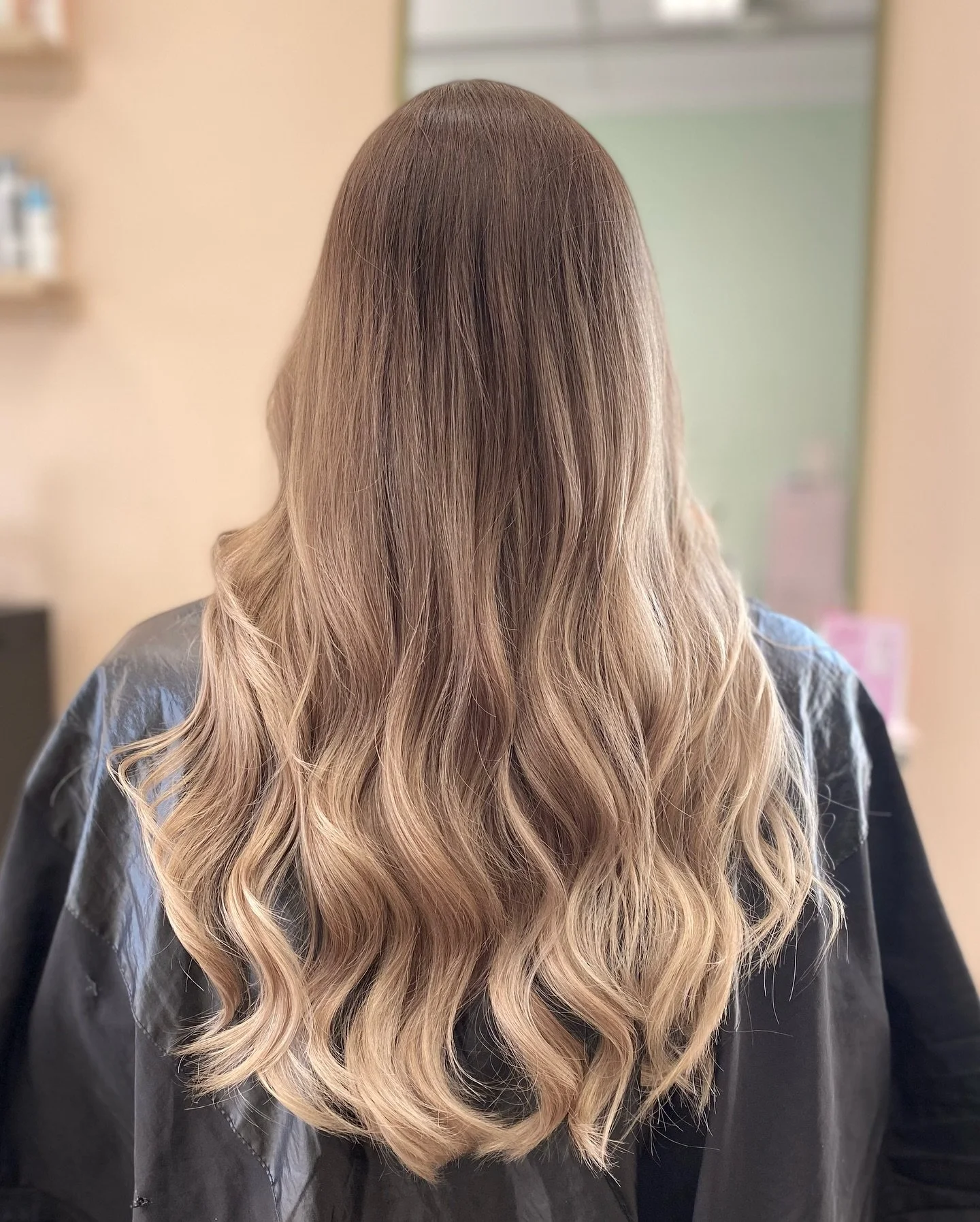 Pehme&auml; balayage 🤎🤍🤎🤍 

Lis&auml;ttiin tyvelle syvyytt&auml; tummemmalla v&auml;rill&auml; ja raikastettiin latva balayage-raidoituksella 😊

@vividimaija 

#kampaamolappeenranta #kampaajalappeenranta #balayagev&auml;rj&auml;ys #balayagev&aum