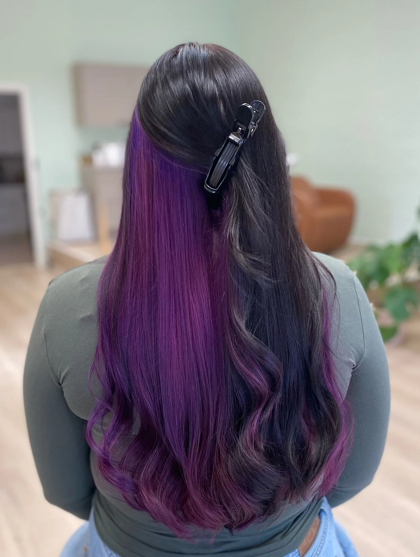 💜💜💜 

Kahden vaalennuskerran j&auml;lkeen p&auml;&auml;stiin asiakkaan toivomaan violettiiin lopputulokseen 😊 Pohjalle j&auml;i hieman ep&auml;tasaisuuksia, jolloin violetti n&auml;ytt&auml;&auml; erilaiselta eri kohdissa, mutta se ei t&auml;ss&a