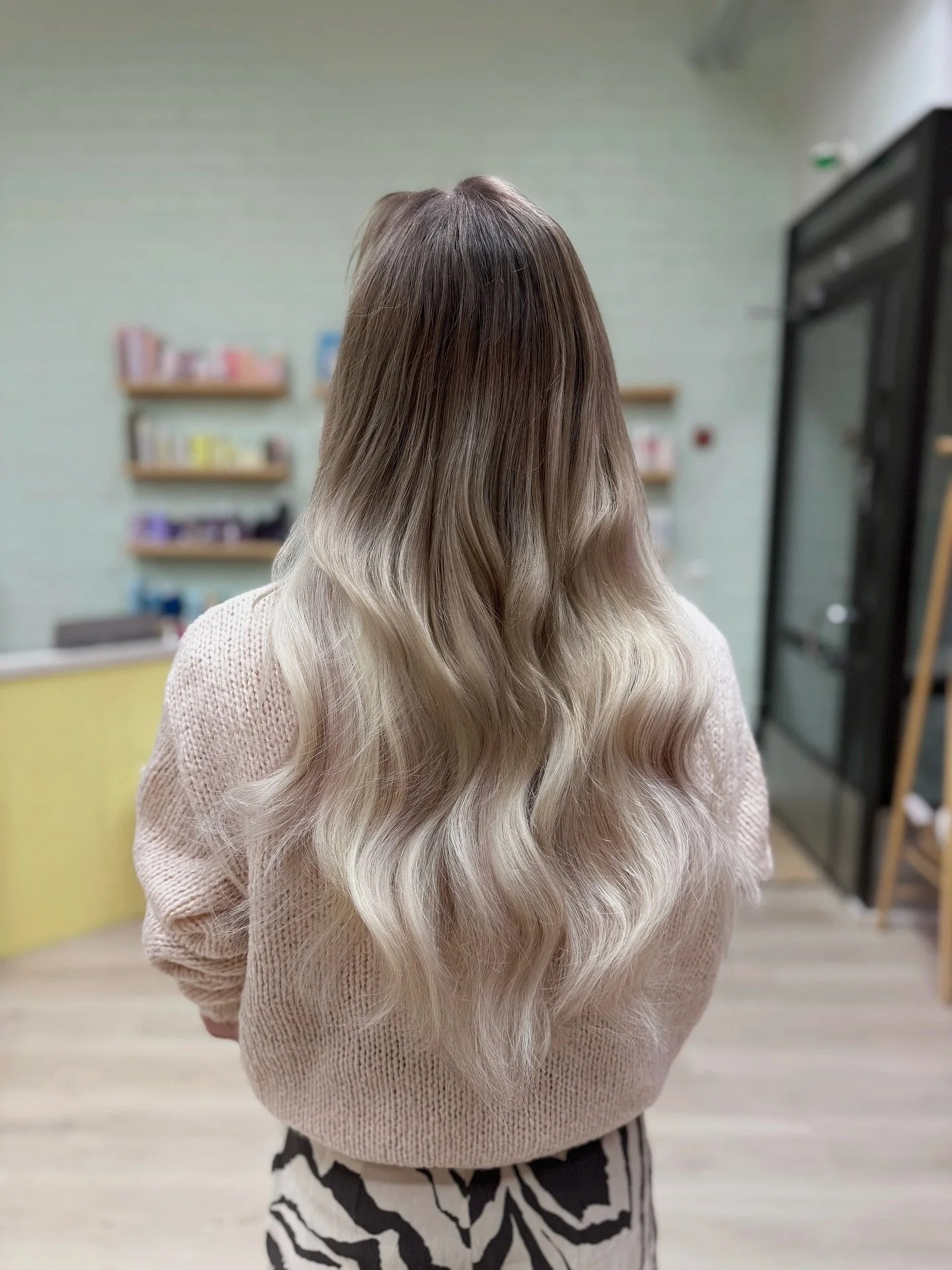 Weft hiustenpidennys🤍
T&auml;ss&auml; ty&ouml;ss&auml;: 4pkt , 45cm pastell weft hiusnauhaa🤍

@vividivilma 

#weftextensions #hiustenpidennys #kampaamolappeenranta