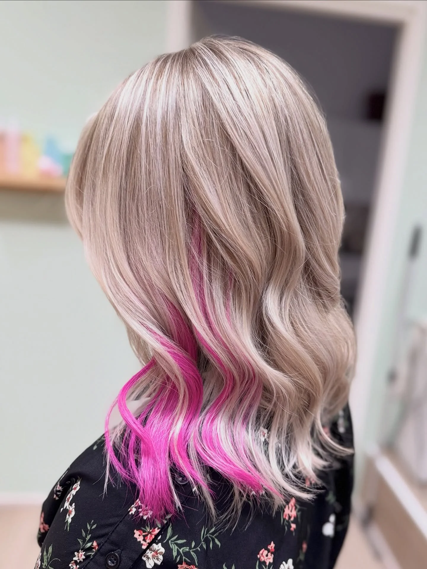 Vaaleeta ja pinkki&auml; 🤍🩷

Raidoitettiin ja s&auml;vytettiin asiakkaan hiukset sek&auml; asennettiin 1 paketti sinettej&auml; molemmille sivuille. Samalla saatiin kivasti tuuheutta hentoihin sivuosiin 😊

Asiakas ei halunnut my&ouml;sk&auml;&auml