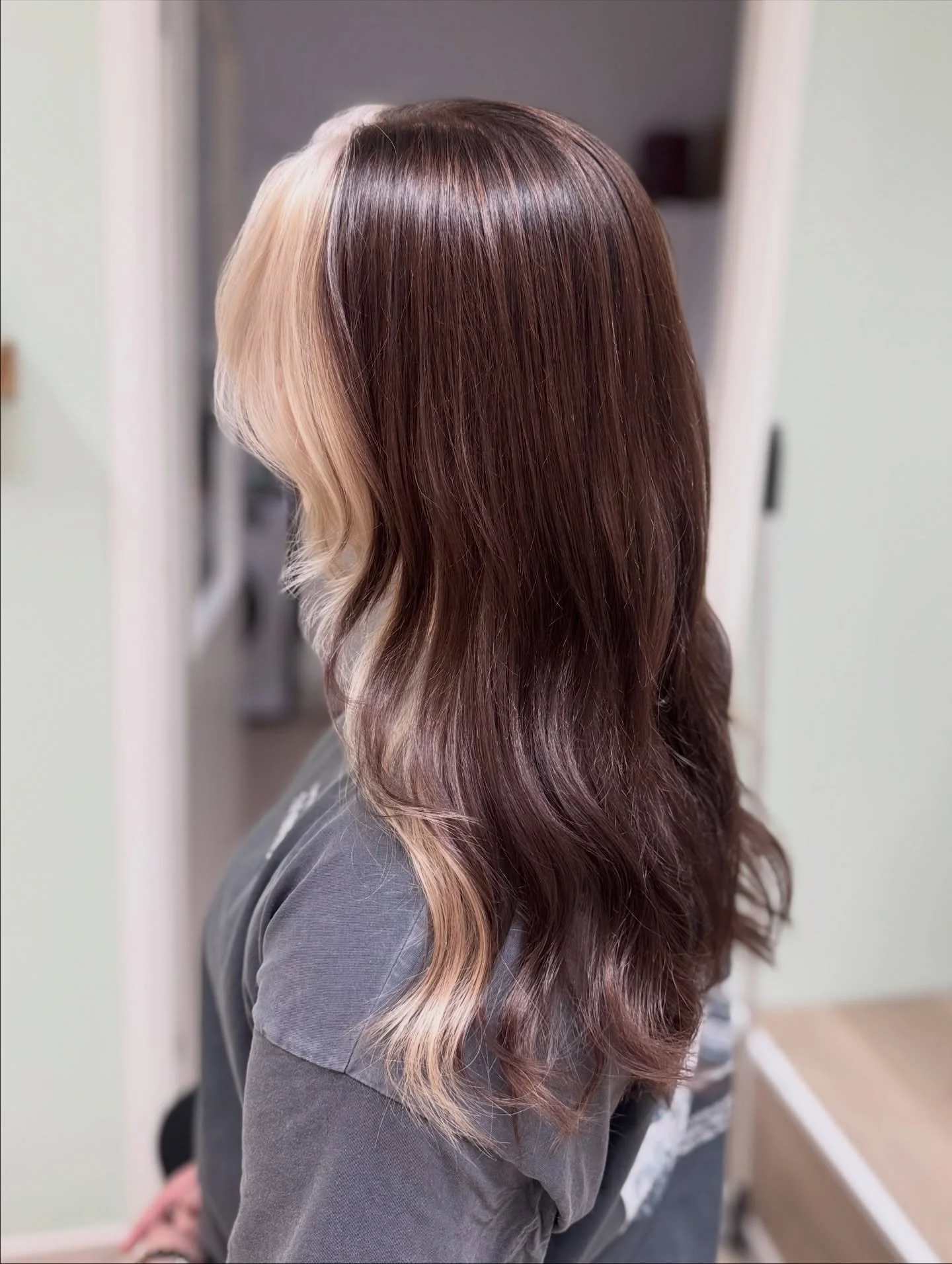 Tummaa ruskeaa vaaleilla etuosilla 🤎🤍

&rdquo;En ois koskaa voinu kuvitella et miun tukasta saa oikeasti t&auml;llaisen!&rdquo; totesi asiakas kun n&auml;ki valmiin lopputuloksen 😍

L&auml;ht&ouml;kohta oli haastava: hiuksissa oli vaalennuksia, pa