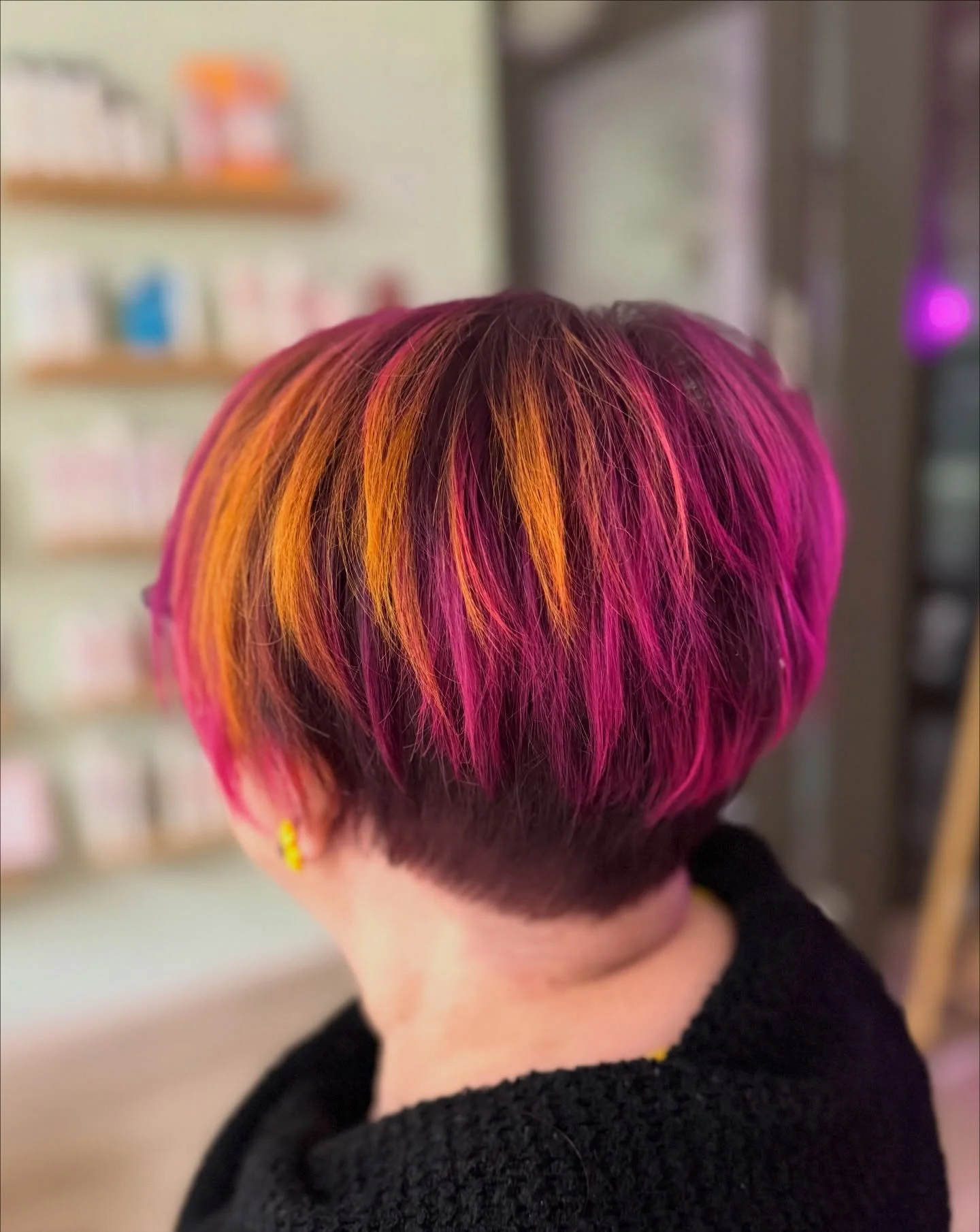 Kes&auml;ll&auml; tehtiin h&auml;nelle tosi kirkas tukka. Nyt laitettiin kuitenkin tummaa violettia tyvelle mutta k&auml;ytettiin hyv&auml;ksi hiuksissa olevat kirkas pinkki ja oranssi 🩷🧡 Lis&auml;ksi leikattiin lyhyempi malli! 

@vividimaija 

#ka