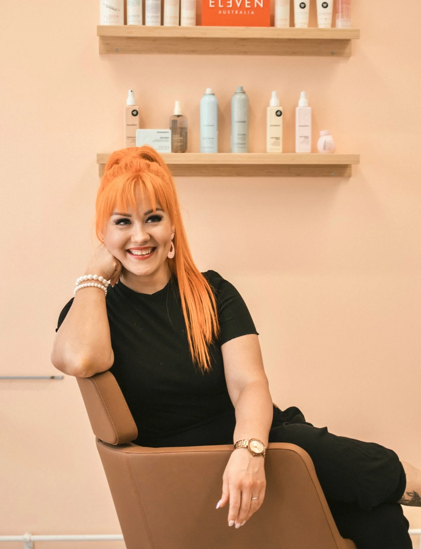 Ket&auml; my&ouml; ollaan t&auml;&auml;ll&auml; Studio VIVIDISS&Auml; osa 1: Maija

Mie oon ollut alalla kohta 8 vuotta. Valmistuin parturi-kampaajaksi helmikuussa 2018. 

Parasta miun ty&ouml;ss&auml; on ehdottomasti ty&ouml;n vaihtelevuus ja asiakk