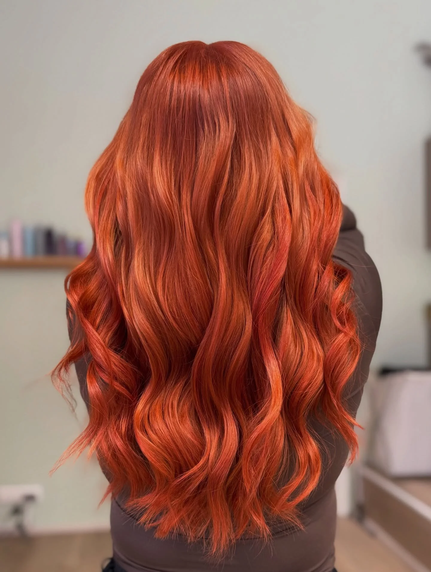 P&auml;ivitettiin asiakkaan kulahtanut kupari syvemp&auml;&auml;n ja t&auml;ytel&auml;isemp&auml;&auml;n kupariin 🧡🧡🧡 

Lis&auml;ksi v&auml;rj&auml;ttiin asiakkaan vanhat vaaleat teippipidennykset samaan s&auml;vymaailmaan ja asennettiin ne v&auml