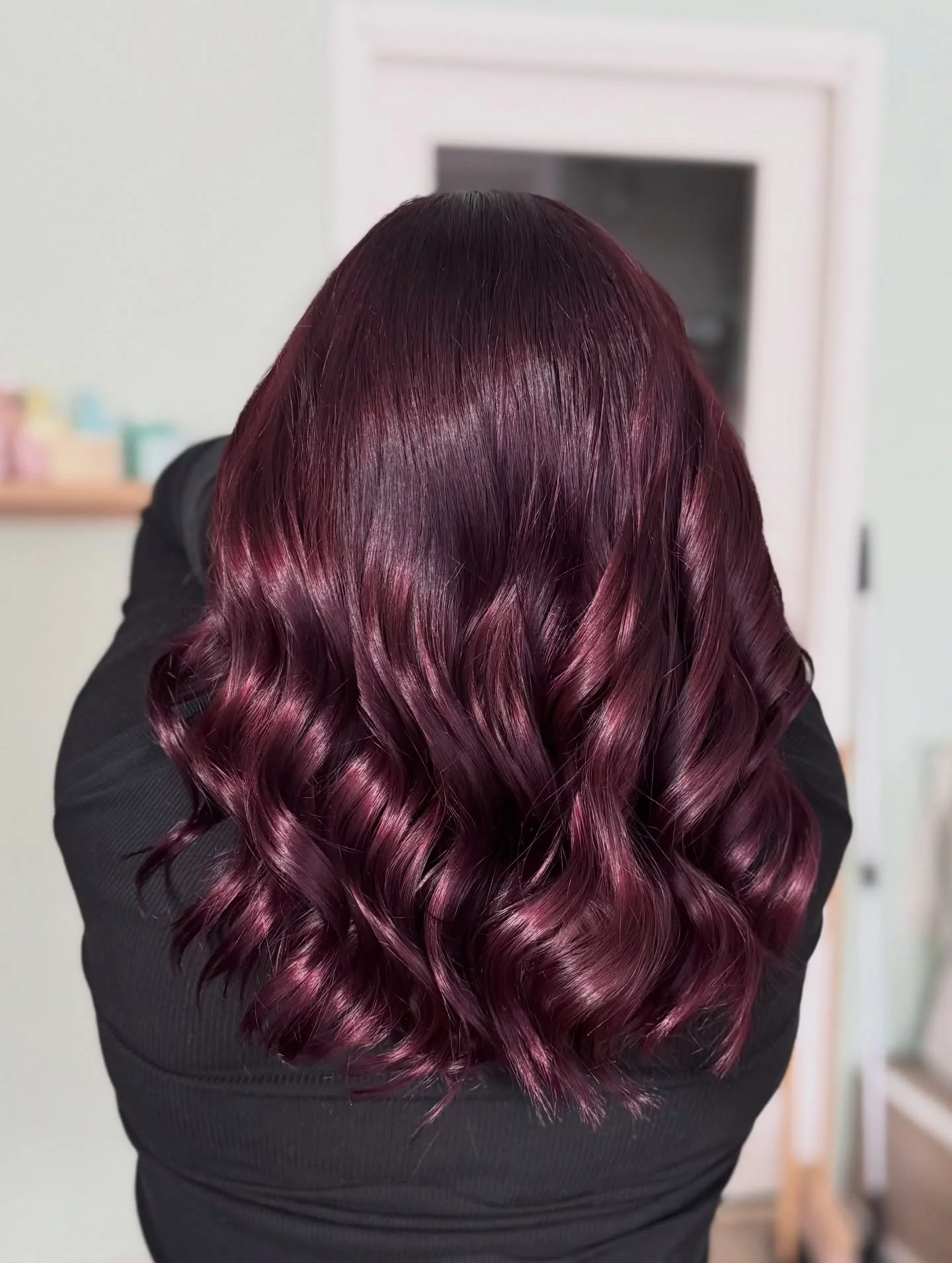 Syv&auml;&auml; luumua 💜💜

Oltiin tehty asiakkaalle jo aiemmin luumun v&auml;rist&auml; latvaa tummaan hiukseen. Nyt haluttiin koko tukkaan luumuinen v&auml;ri 🥰 

@vividimaija 

#kampaajalappeenranta #kampaamolappeenranta #muutosv&auml;rilappeenr