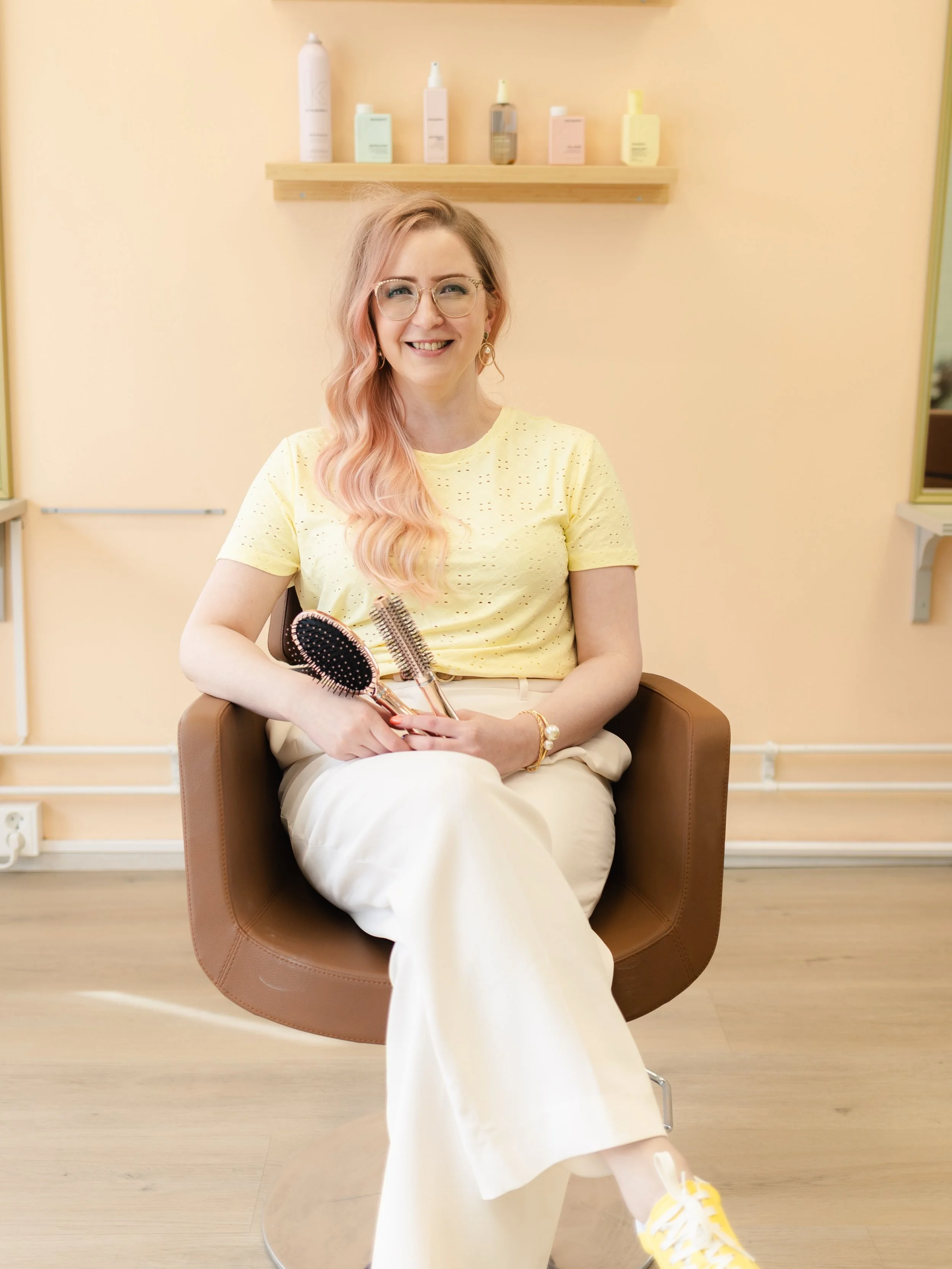 Heidi aloittaa meid&auml;n tiimiss&auml; 3.8 ja nyt p&auml;&auml;set varaamaan Heidille aikoja elokuusta eteenp&auml;in! 🤩 

Ajanvarauslinkin booksaloniin l&ouml;yd&auml;t biosta! 

📸 @anniinavisuals 

#kampaajalappeenranta #kampaamolappeenranta