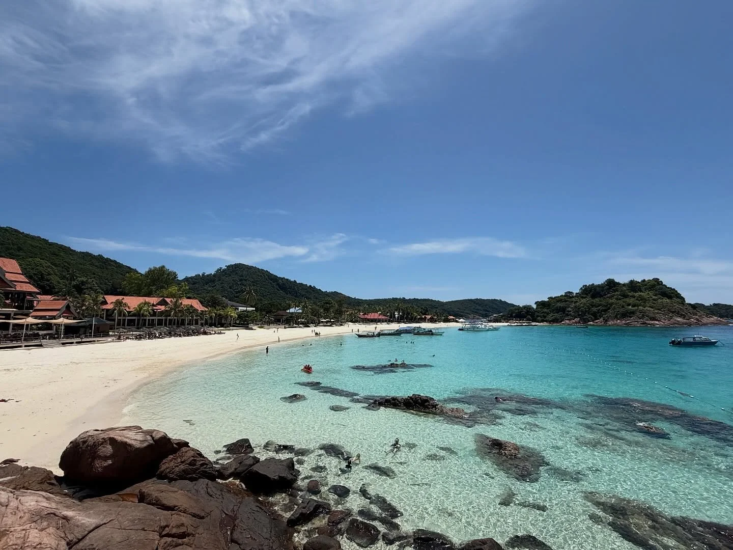 Eau turquoise, sable blanc, silence absolu&hellip; bienvenue sur Redang, l&rsquo;un des joyaux cach&eacute;s de la Malaisie.
Une &icirc;le o&ugrave; le temps s&rsquo;arr&ecirc;te, et o&ugrave; chaque plong&eacute;e ressemble &agrave; une carte postal