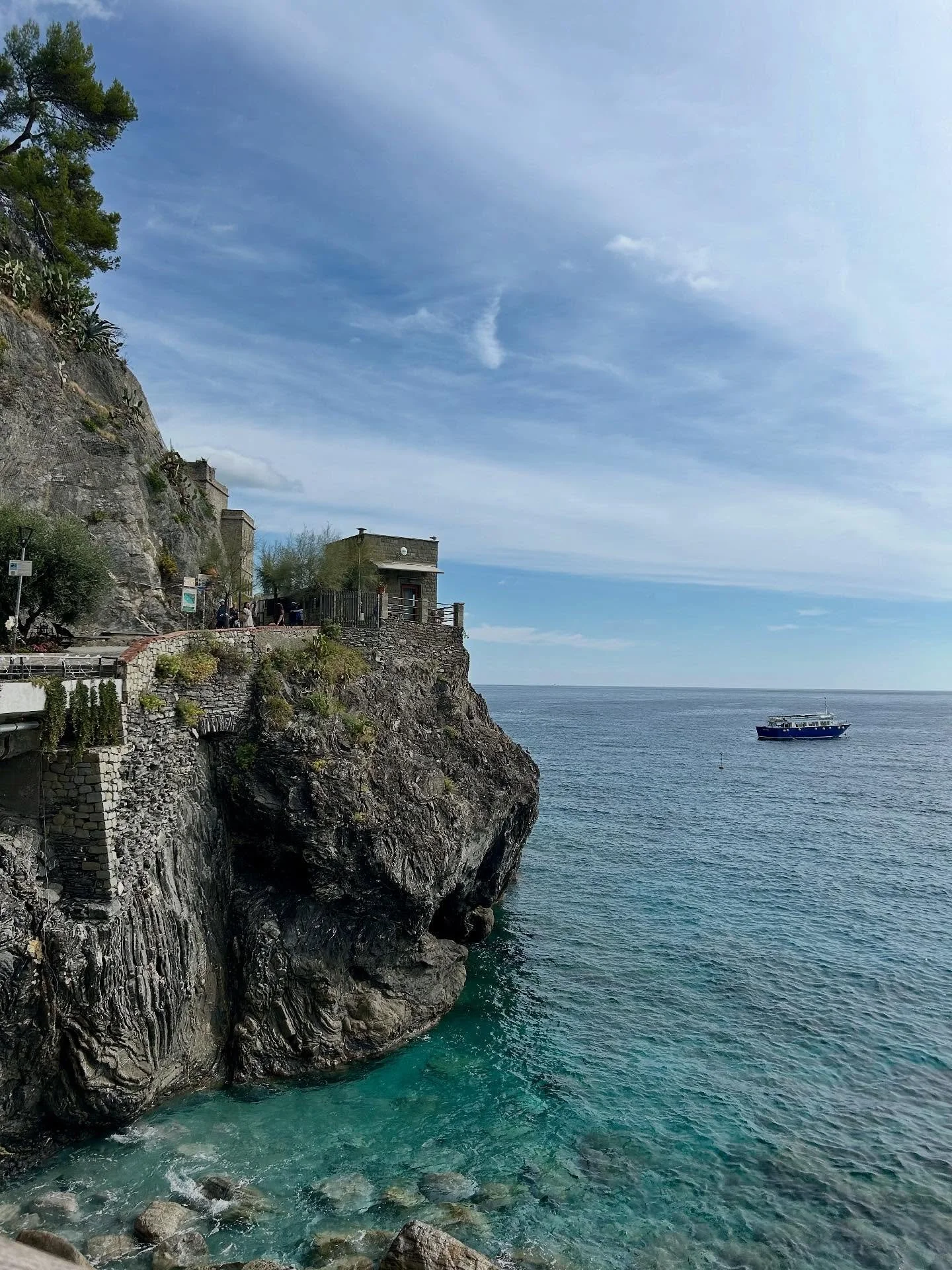 Lemonata in Monterosso! Sun, sea, and beautiful village. Next up - hiking to Vernazza!
.
.
#explore #cinqueterre #monterosso #italy