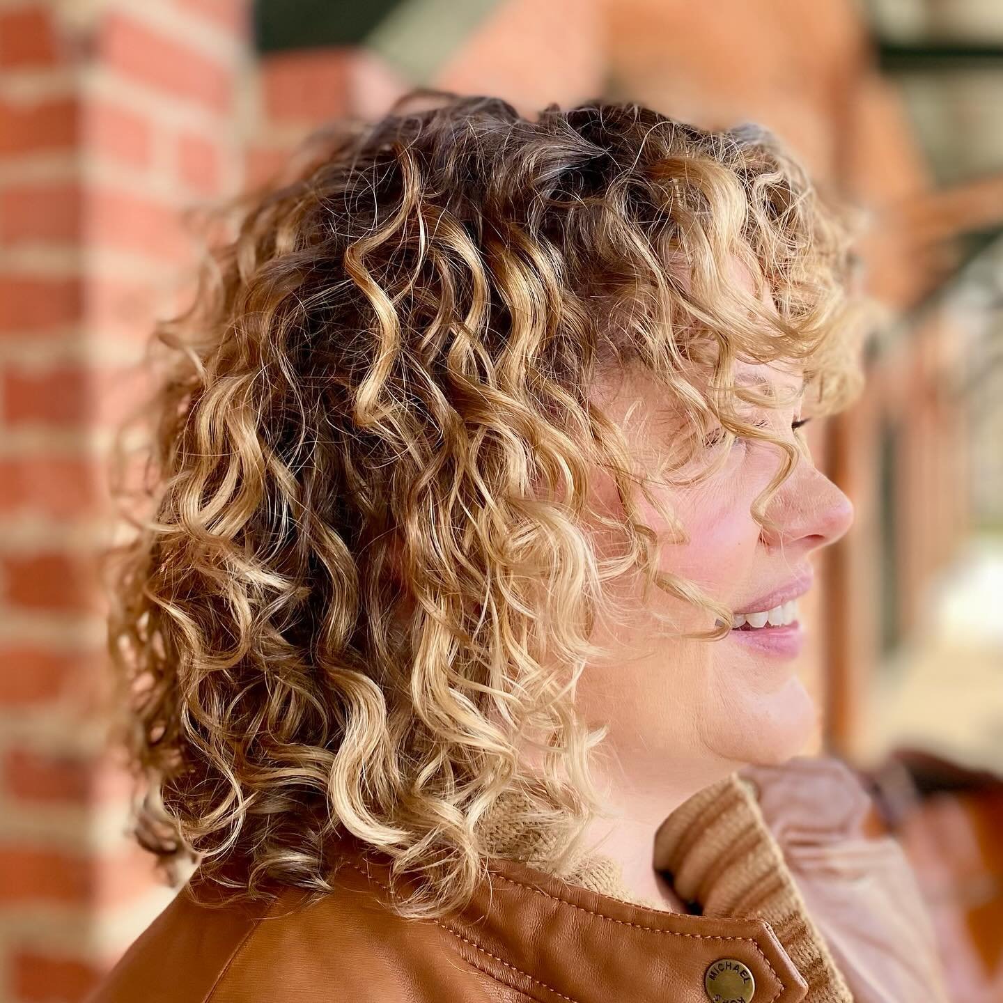 This beautiful color transition shows how easy it is to revive blonde, bringing it to a softer tone without sacrificing brightness! Shiny healthy happy hair is always the goal!