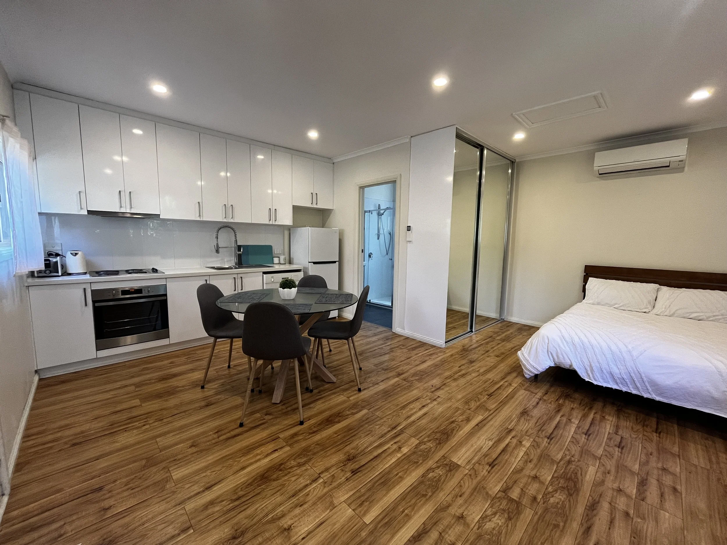 Bungalow room in Caulfield South