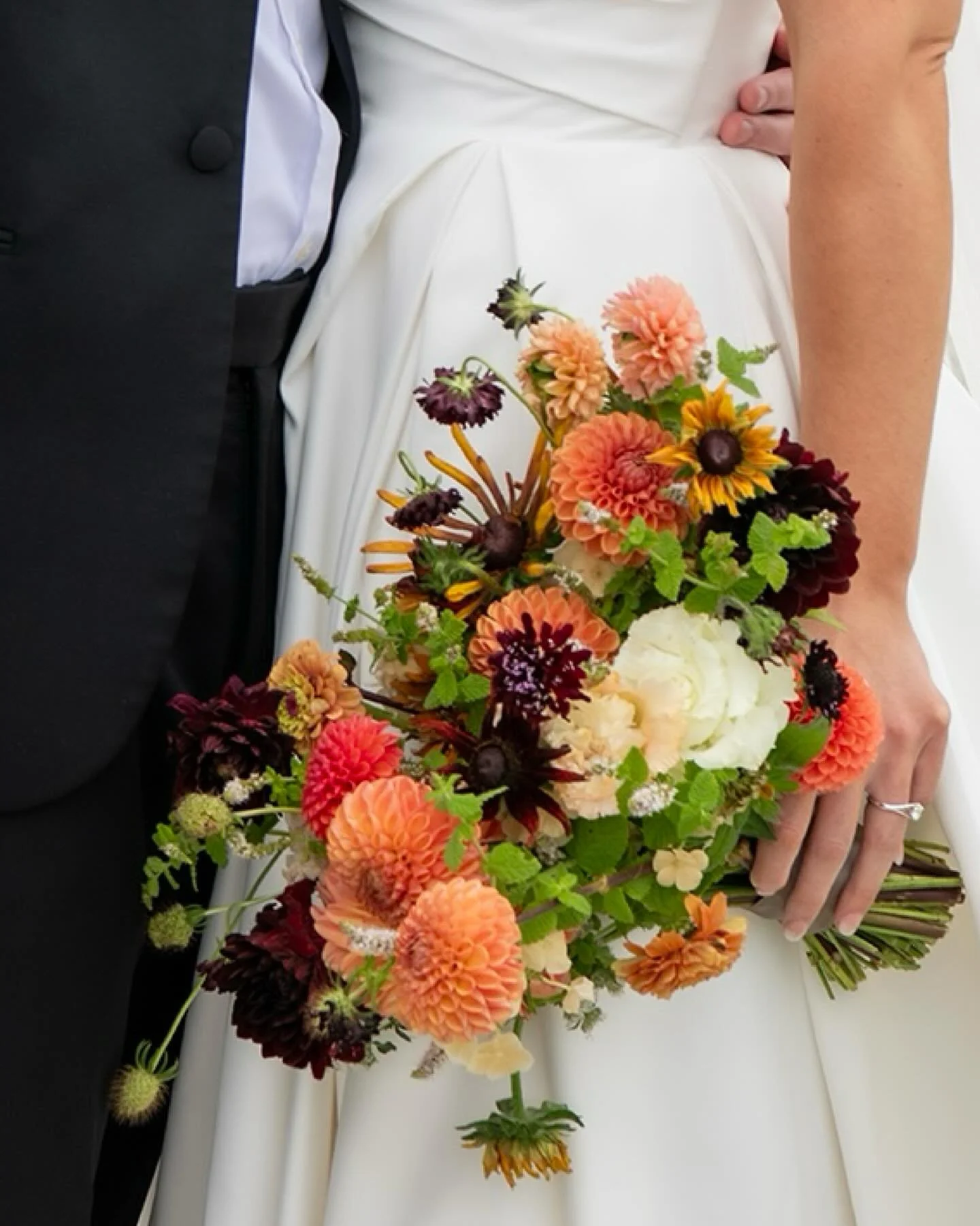 These cool Maine mornings are setting the perfect tone to plan some beautiful fall weddings we have coming up! 🍁
This stunning fall elpopement featured all locally grown blooms by @falmouthtownflowerco 🍂🌼
Venue: Portland City Hall
Photography: @pa